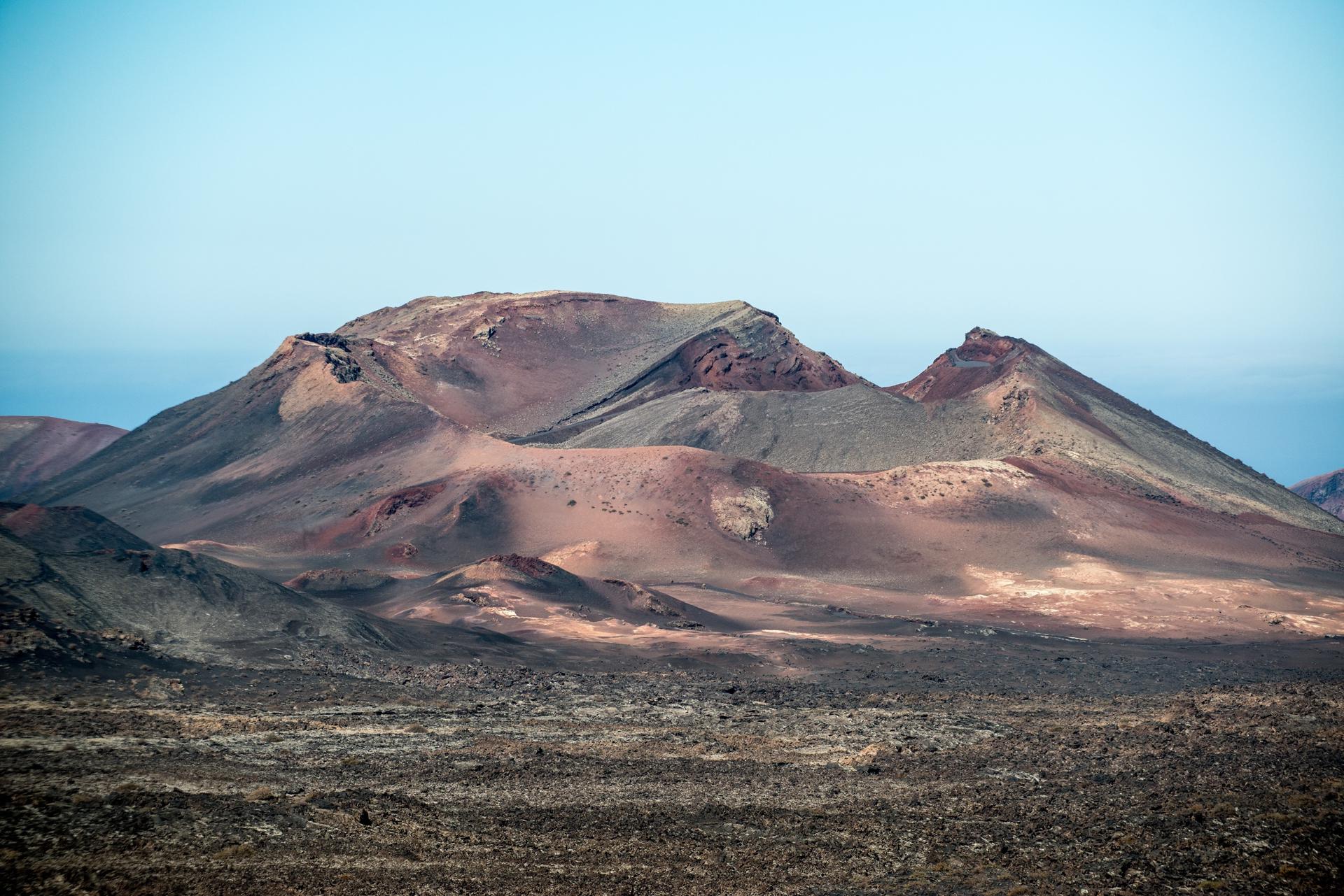 Foto de archivo de volcanes en el interior del Parque Nacional de Timanfaya, en Lanzarote. EFE/Javier Fuentes