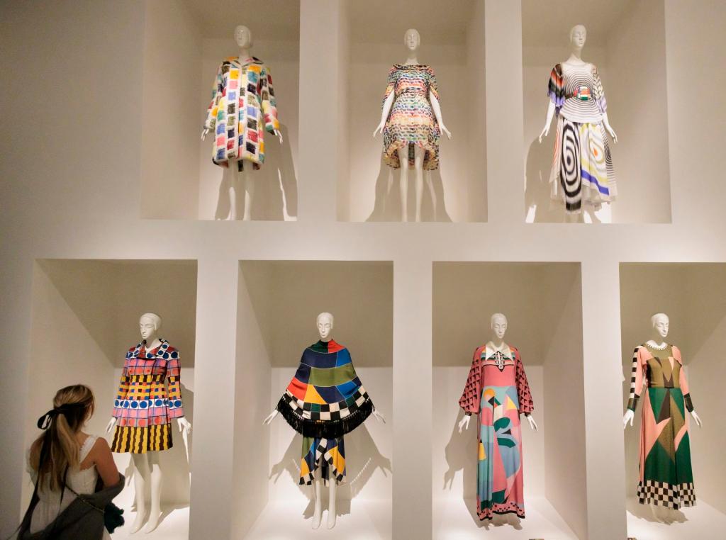Personas observan las creaciones del diseñador alemán Karl Lagerfeld en una exposición en el Museo Metropolitano de Arte de Nueva York (EE.UU.), este 1 de mayo de 2023. EFE/EPA/Justin Lane
