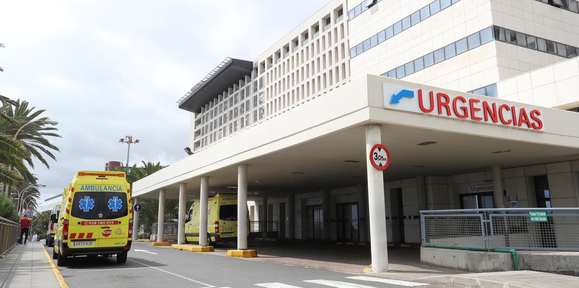 Imagen de archivo de la puerta de Urgencias del Hospital Universitario Insular de Gran Canaria este jueves. EFE/ Elvira Urquijo A.