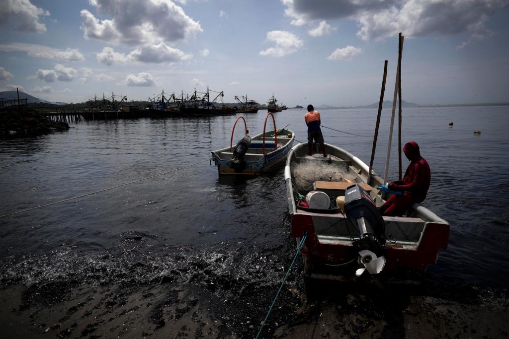 Pescadores anclan su bote, el 29 de abril de 2023, en Puerto Caimito (Panamá). EFE/Bienvenido Velasco
