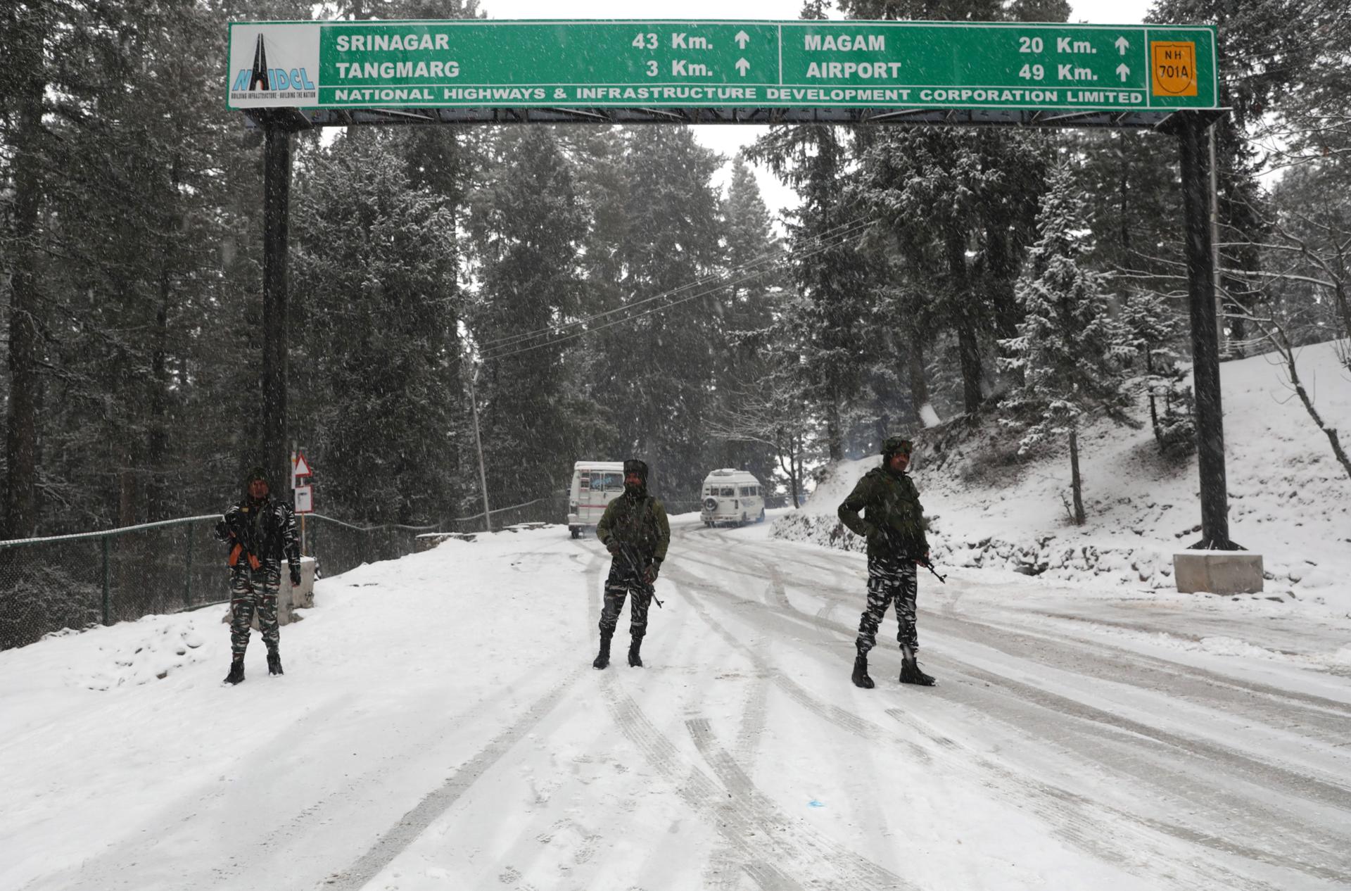 A file picture of Indian paramilitary soldiers standing guard on snow covered hilly area after fresh snowfall in Tangmarg-Gulmarg road, some 40 kilometers north of Srinagar, in Indian Kashmir. EFE/EPA/FILE/FAROOQ KHAN