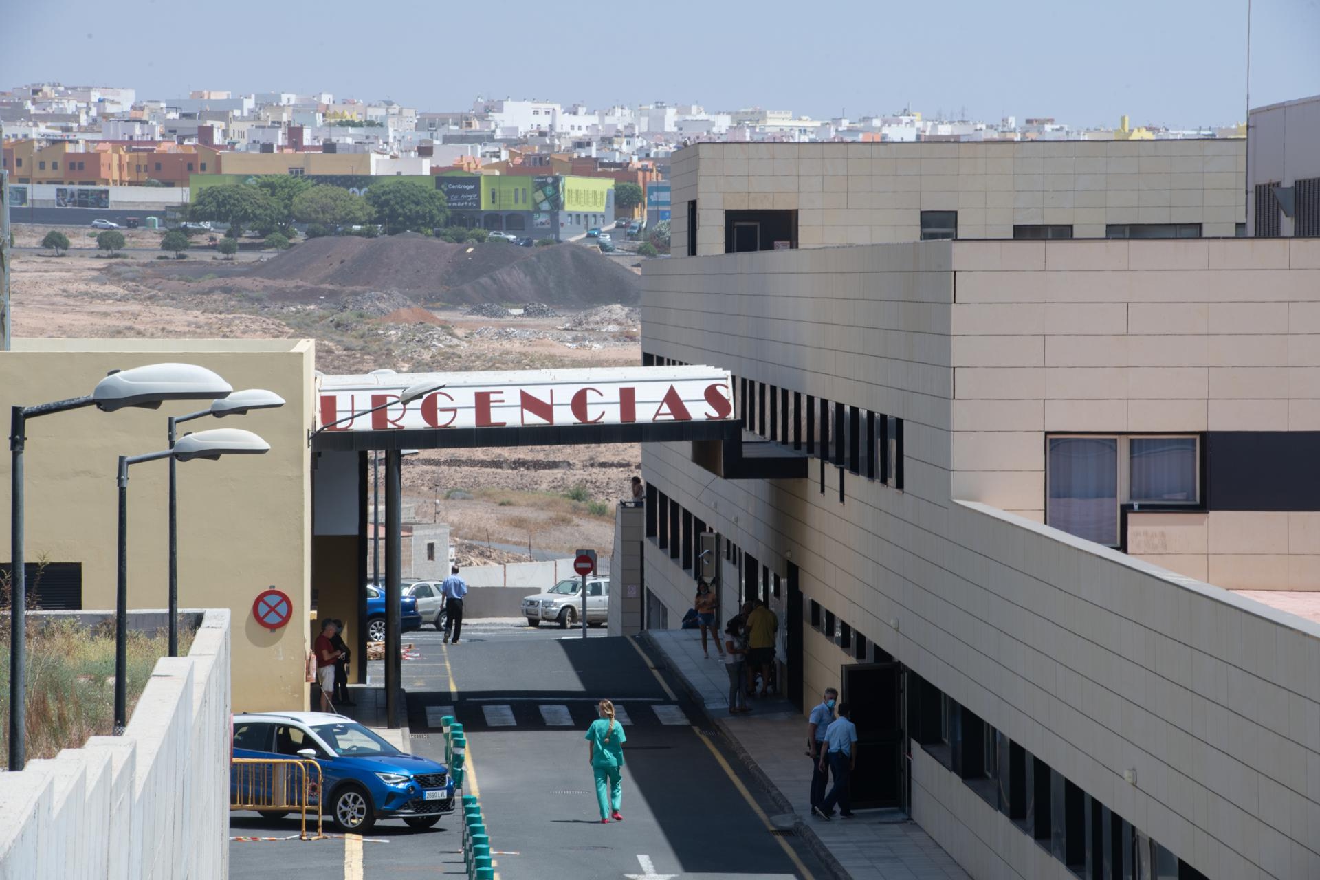 Entrada de las urgencias del Hospital General de Fuerteventura, donde ingresó la pequeña. EFE/Carlos de Saá