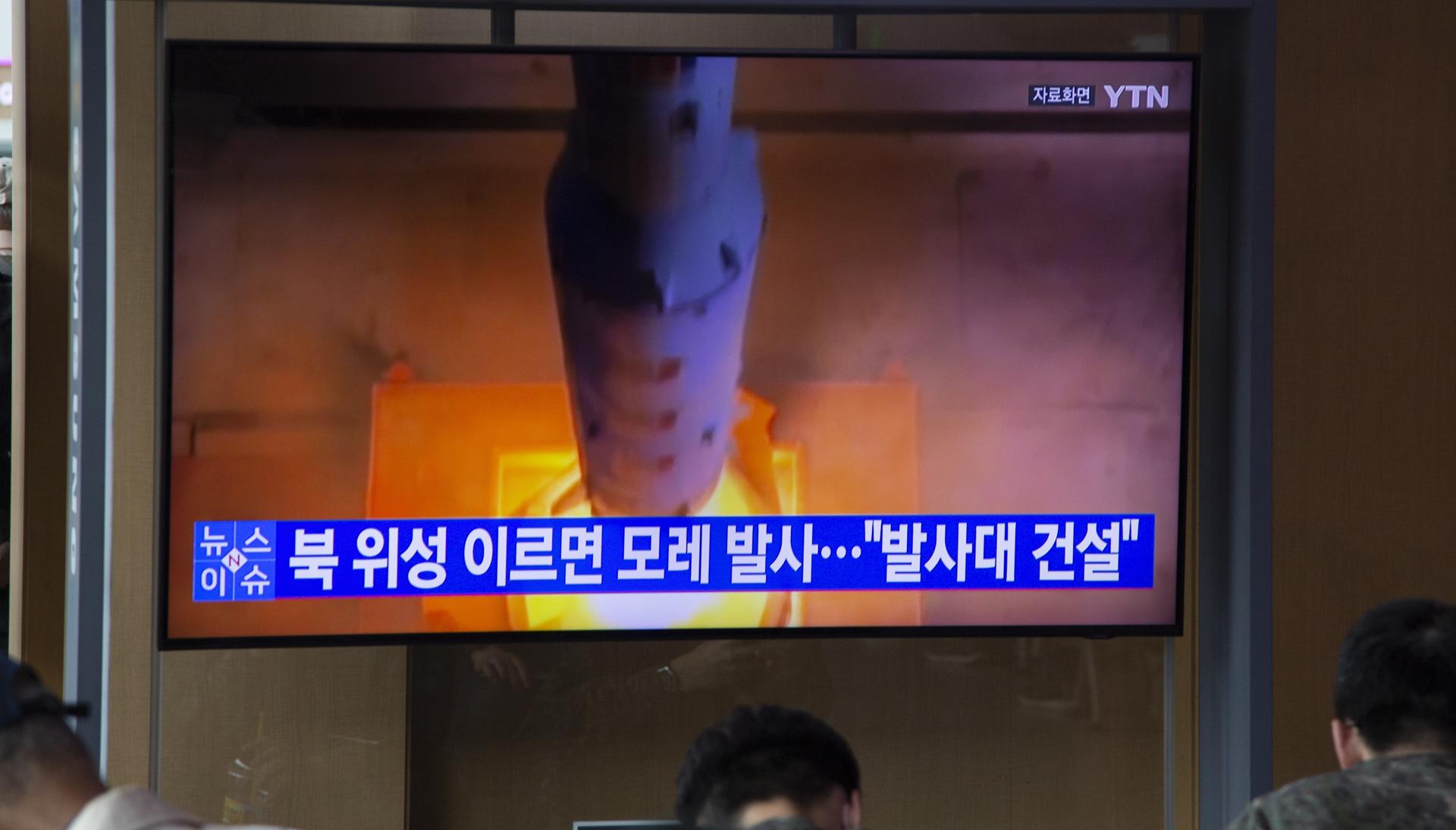 La televisión surcorena muestra imágenes del lanzamiento del cohete espacial norcoreano, este miércoles 31 de mayo.
