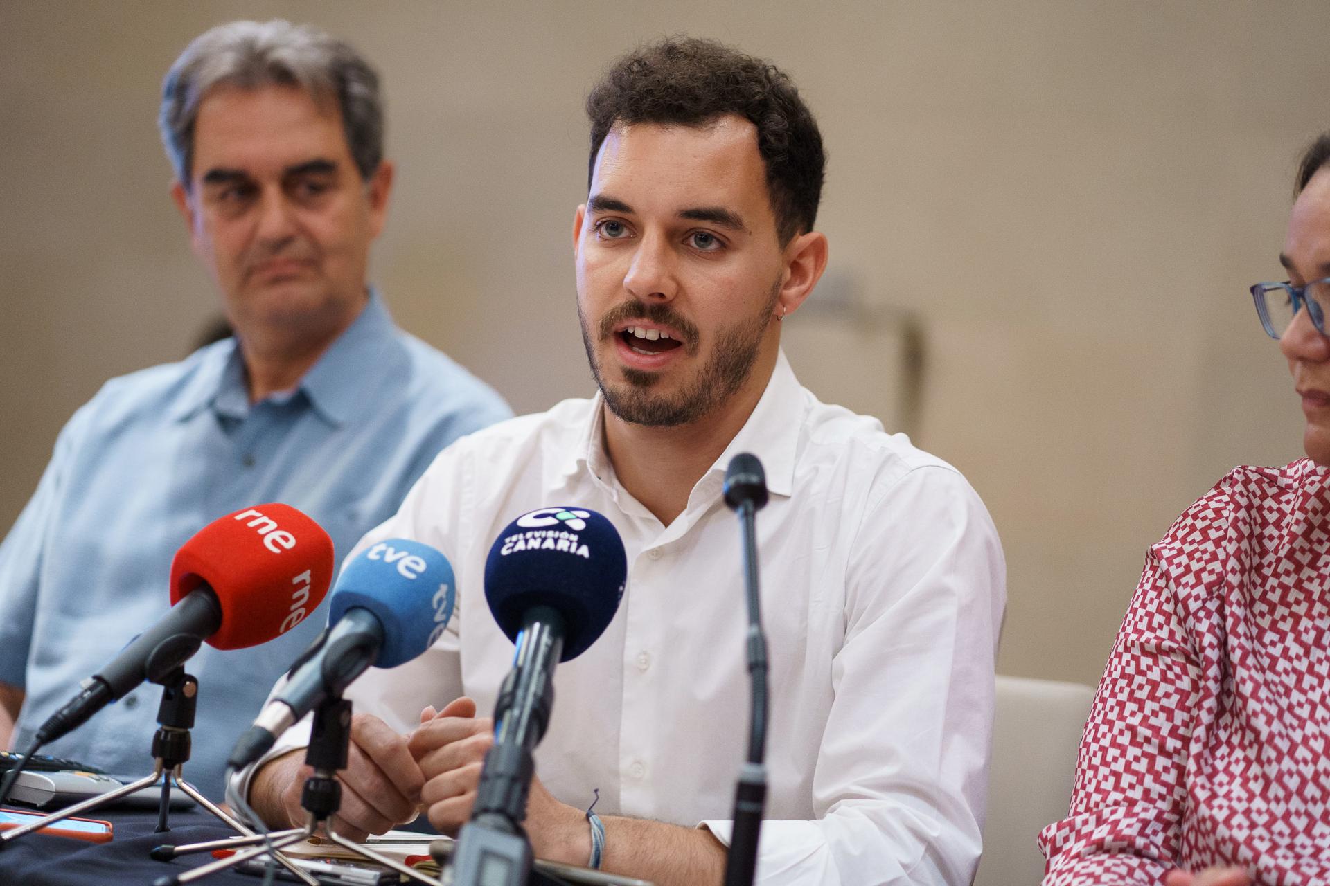 Unidas Sí Podemos presentó este viernes a los candidatos de su lista autonómica al Parlamento de Canarias , que encabeza Hugo Cejas (c) EFE/Ramón de la Rocha