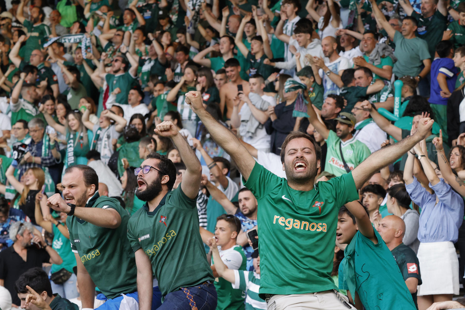 Los aficionados del Racing de Ferrol celebran tras conseguir el ascenso directo a Segunda División al ganar al Celta B, en un duelo que ha llenado el estadio de A Malata con más de 11000 espectadores. EFE/Kiko Delgado