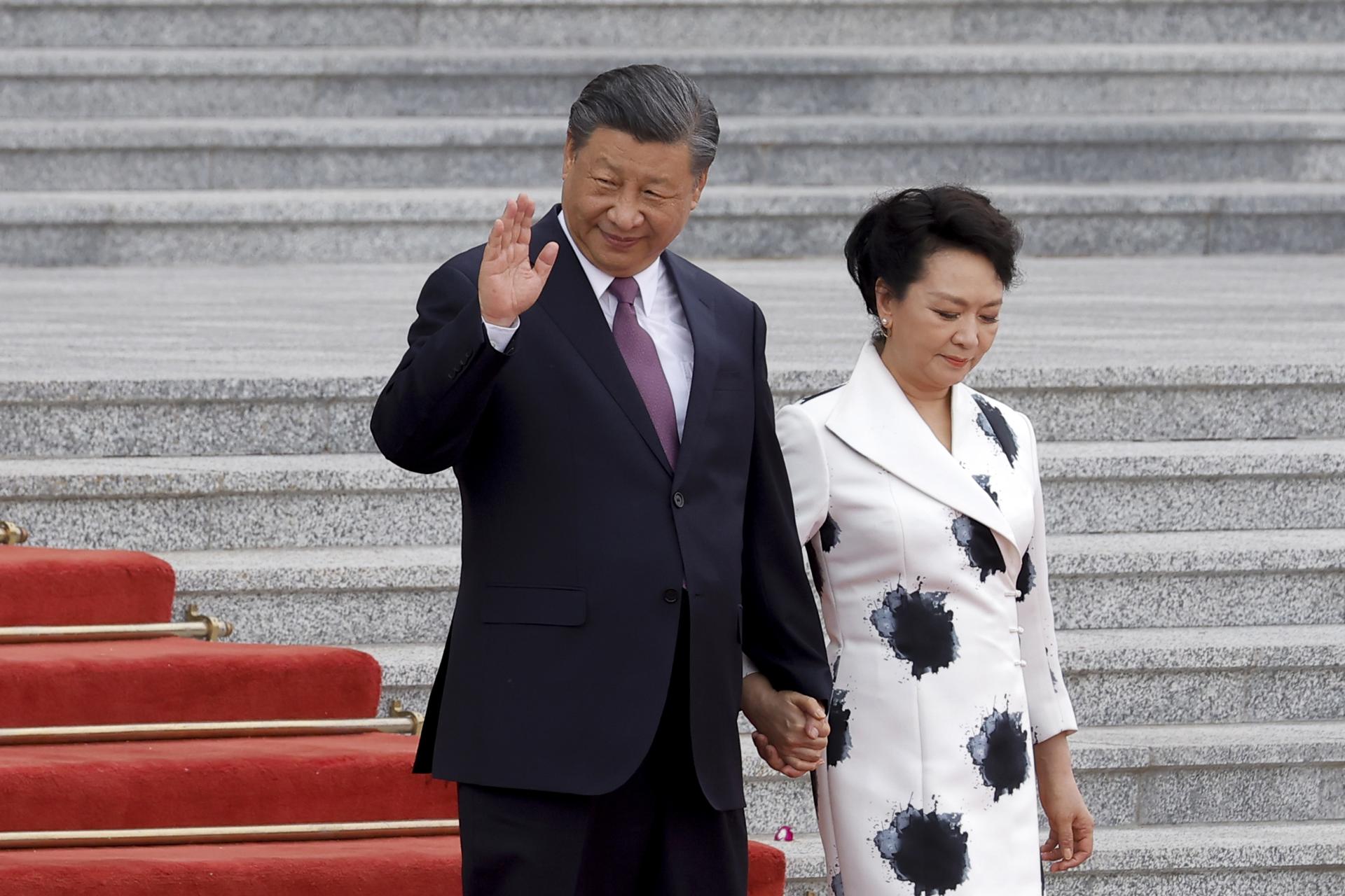 China's President Xi Jinping (L) and his wife Peng Liyuan attend a ceremony at the Great Hall of the People in Beijing, China, 26 May 2023. EFE-EPA FILE/THOMAS PETER / POOL