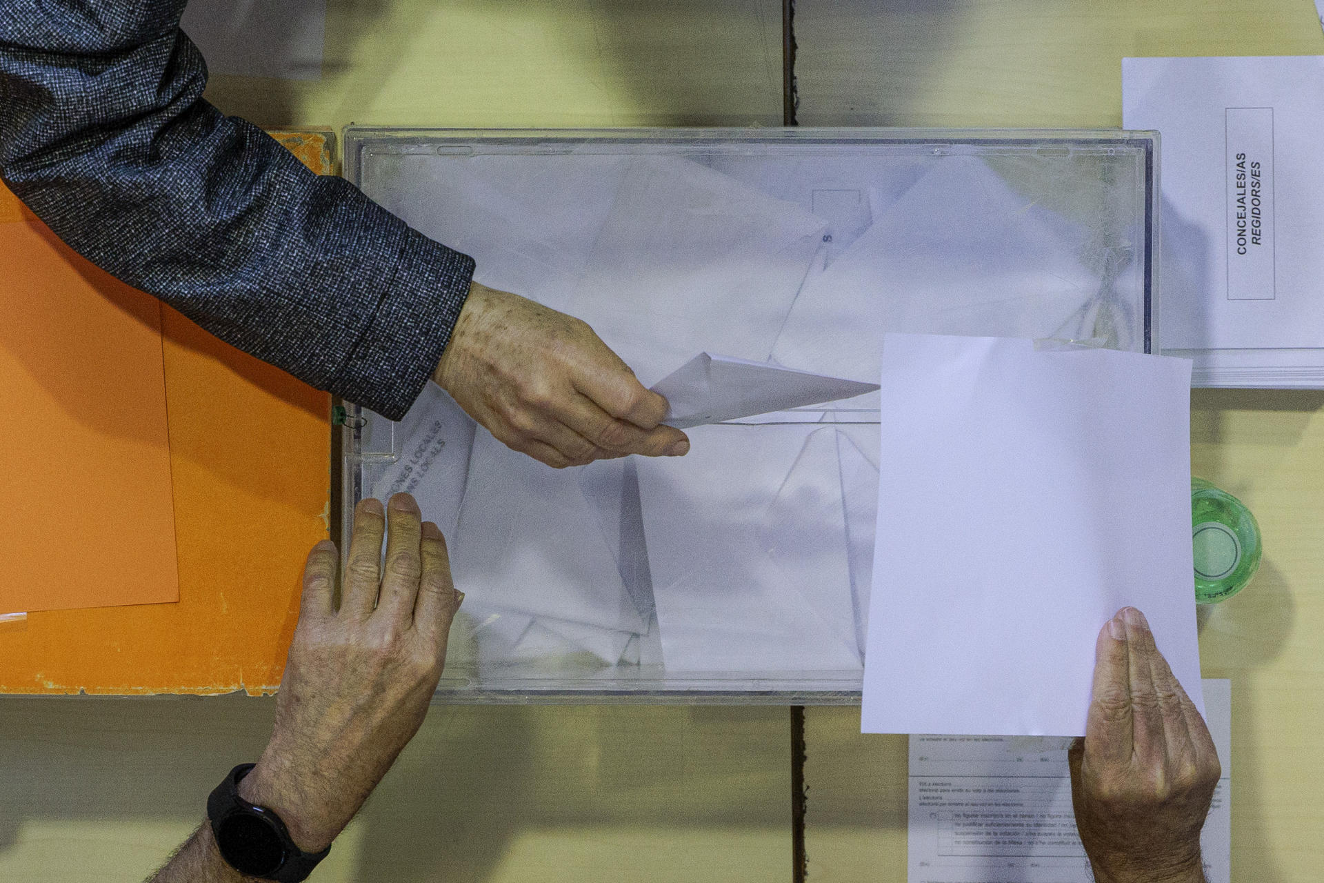 Una persona ejercer su derecho al voto ayer en València. EFE/ Biel Aliño