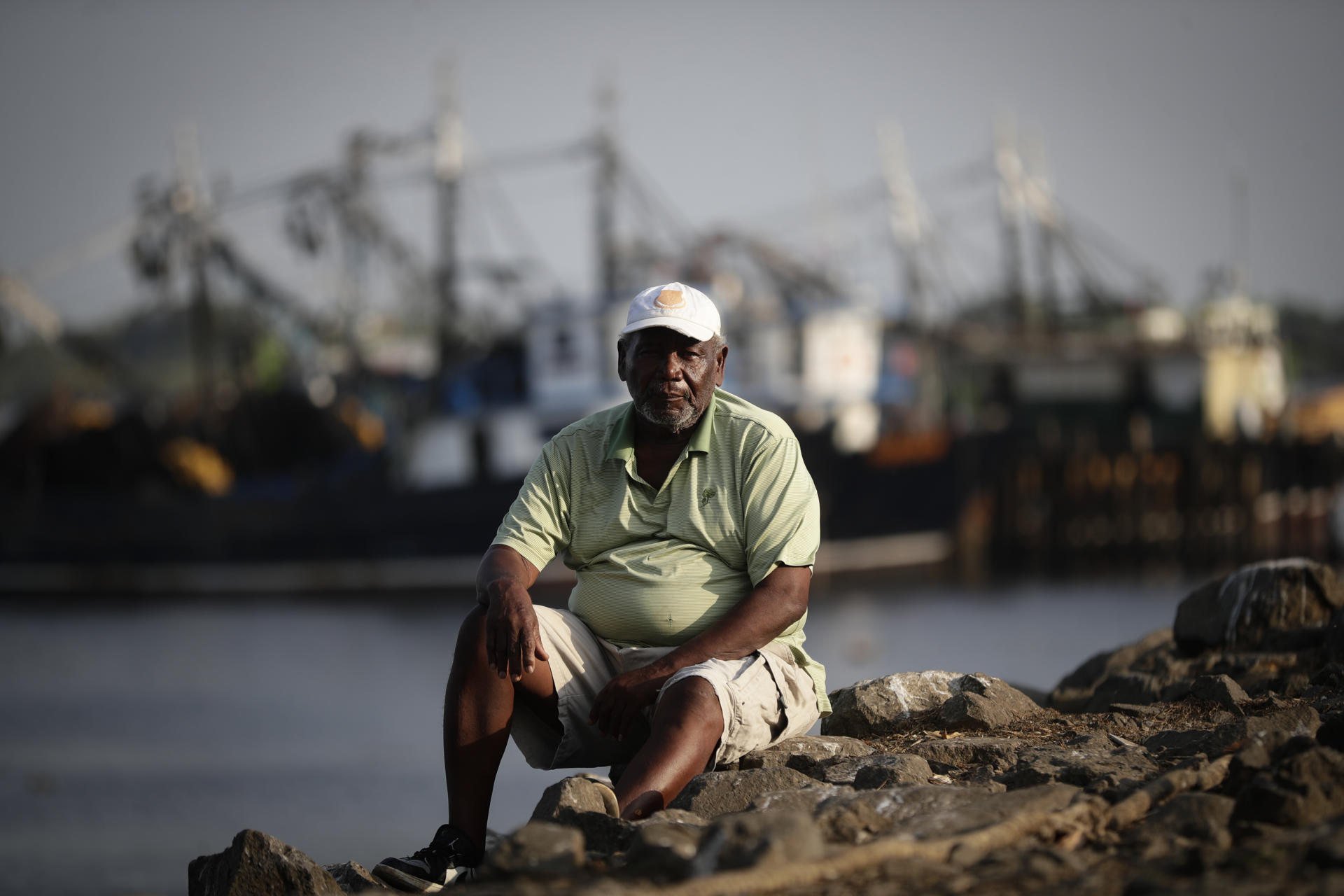 El excapitán Manuel Garcés posa durante una entrevista con EFE, el 29 de abril de 2023, en el puerto pesquero de Puerto Caimito (Panamá). EFE/Bienvenido Velasco
