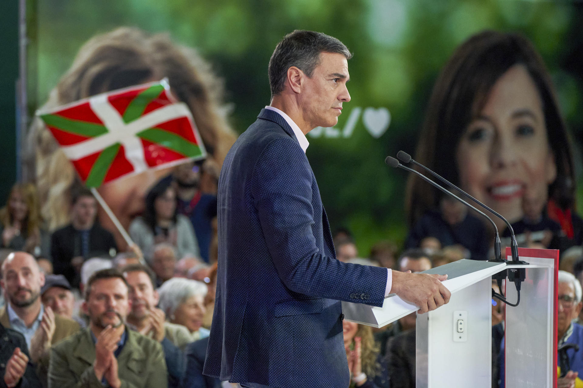 El presidente del Gobierno y líder del PSOE, Pedro Sánchez, participa en un acto electoral este lunes, en Vitoria. EFE / L. Rico
