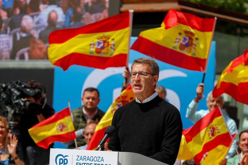 El líder del PP, Alberto Núñez Feijóo (c), en un mítin en Zaragoza.