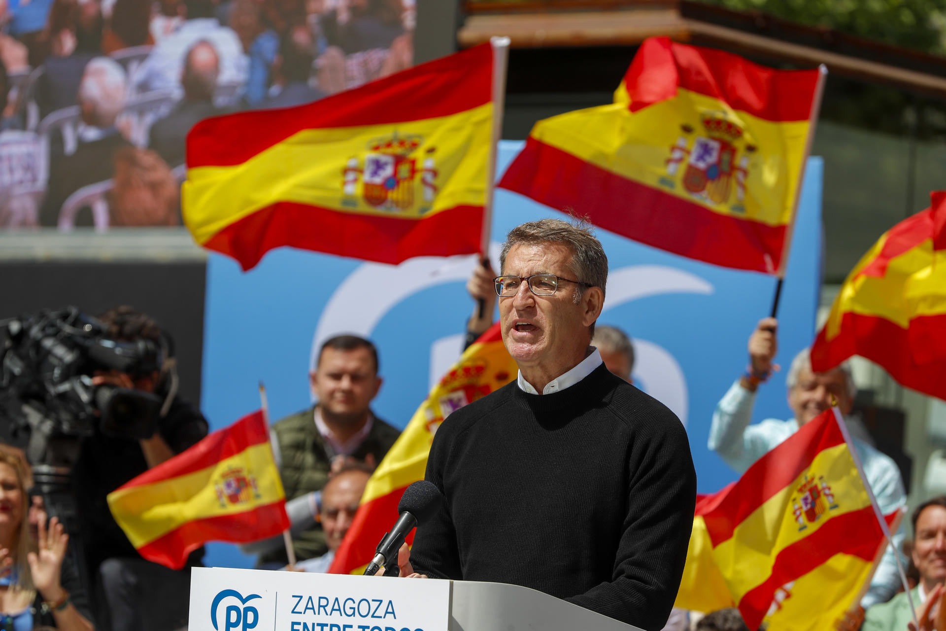 El líder del PP, Alberto Núñez Feijóo (c), respalda a los candidatos de su partido a las elecciones autonómicas y locales del 28 M durante un mítin en Zaragoza este domingo. EFE/ Javier Cebollada
