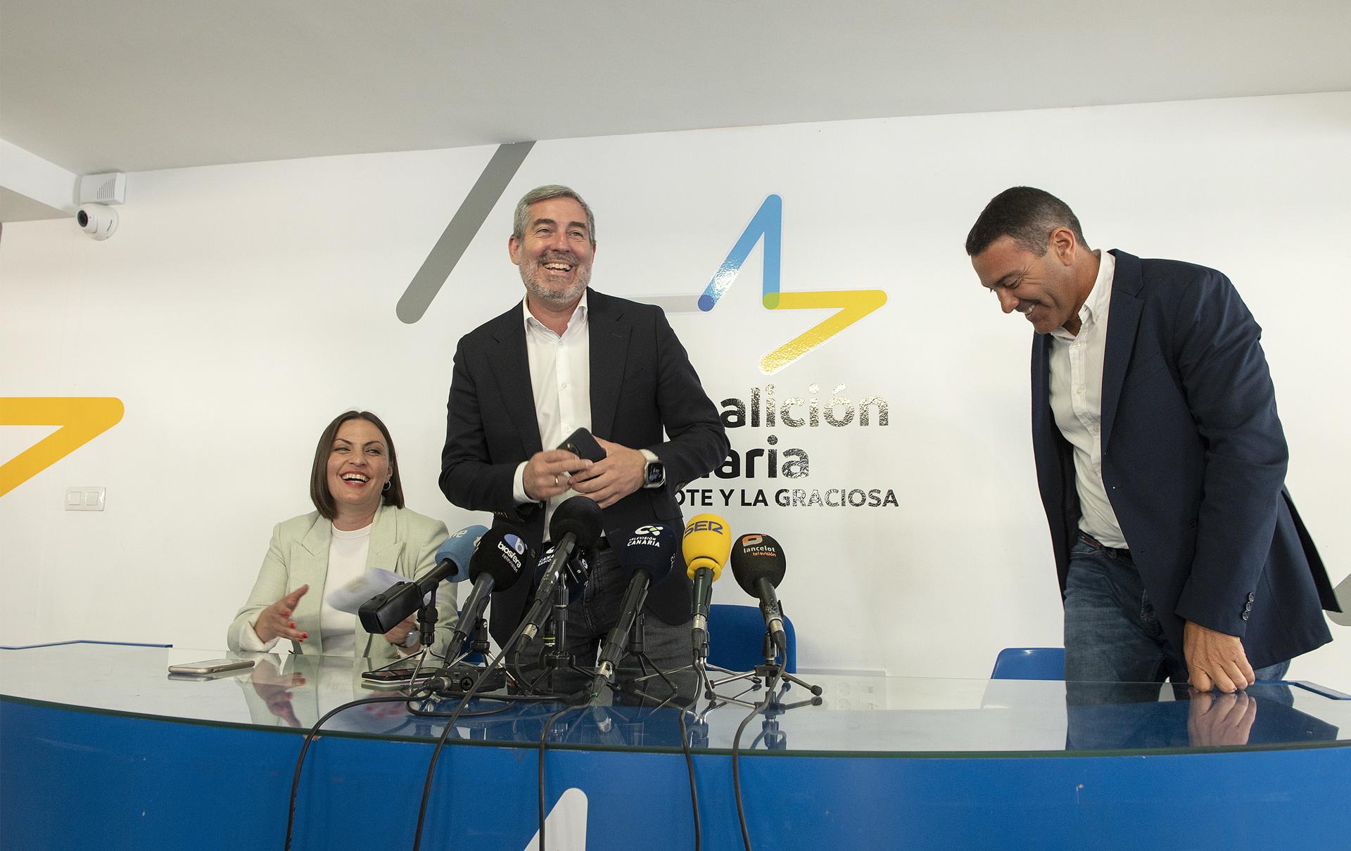 El candidato de Coalición Canaria a la Presidencia de Canarias (c), Fernando Clavijo, ha comparecido en rueda de prensa junto con la cabeza de lista al Parlamento por Lanzarote, Migdalia Machín (i), y el candidato al Cabildo de isla, Oswaldo Betancort (d). EFE/ Adriel Perdomo