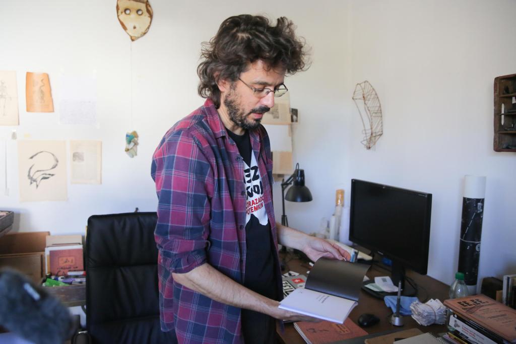 El ilustrador uruguayo Sebastián Santana posa con su libro "Mañana viene mi tío", el 17 de mayo de 2023, en Montevideo (Uruguay). EFE/Alejandro Prieto
