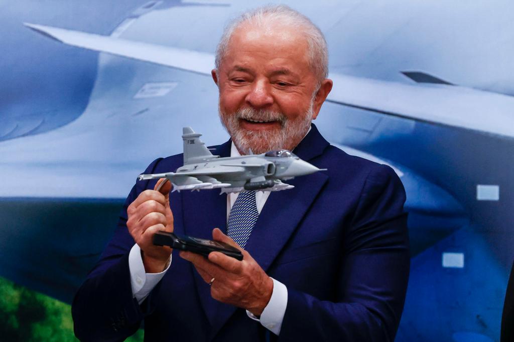 El presidente de Brasil, Luiz Inácio Lula da Silva, encabeza la inauguración de la línea de producción de cazabombarderos Gripen en el país, que será base para la exportación de estos aviones suecos hacia otros países de América Latina, en Gavião Peixoto (Brasil). EFE/Sebastiao Moreira
