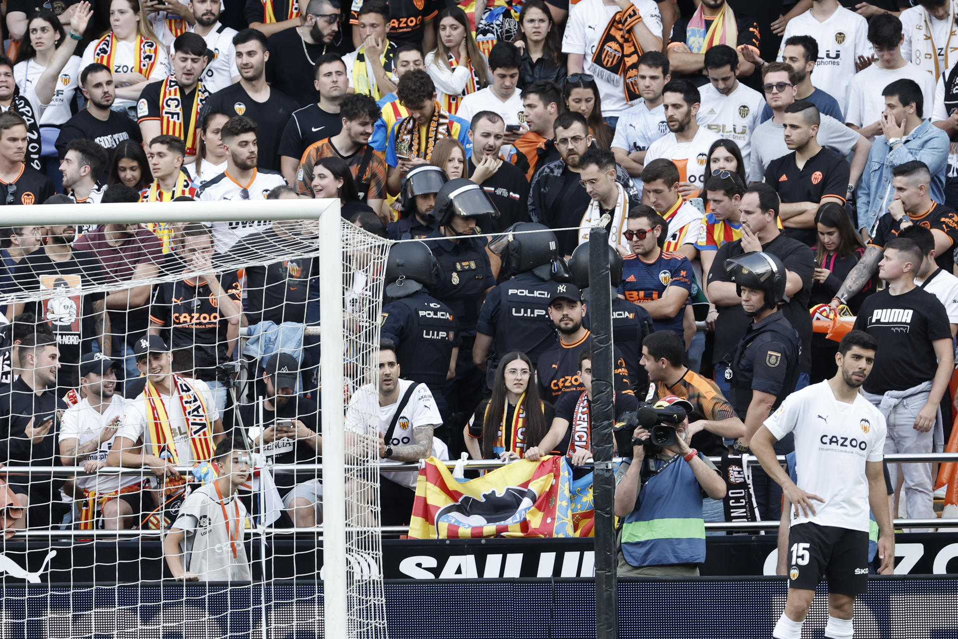 Police intervene in the stands during the Valencia-Real Madrid match at Medstalla Stadium in Valencia on May 21, 2023. EFE/Biel Alino