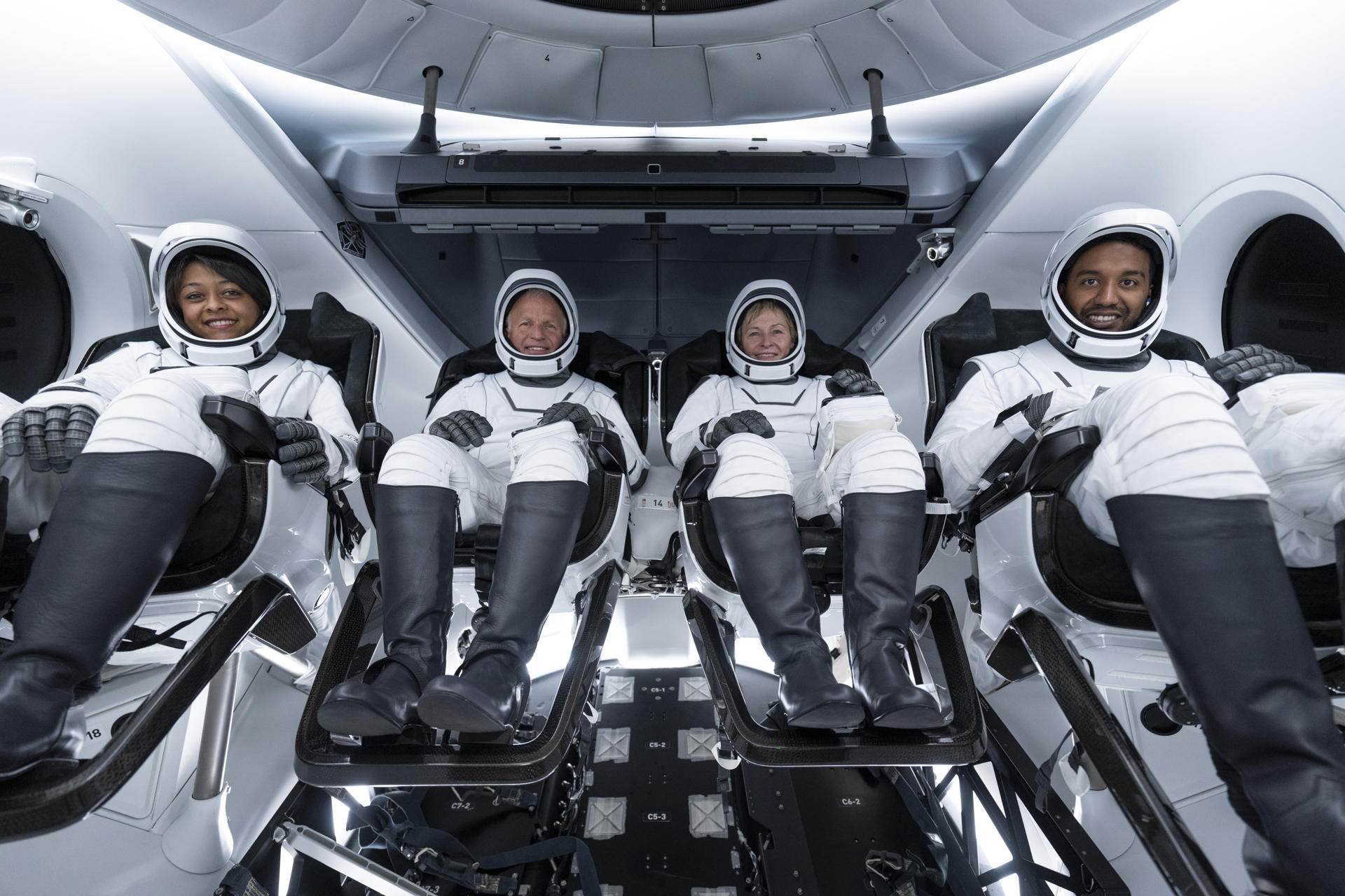 Fotografía del 19 de mayo cedida por Axiom Space donde aparecen los cuatro astronautas de la misión tripulada Ax-2, la comandante Peggy Whitson (2d), el piloto John Shoffner (2i), y los especialistas de la misión Rayyanah Barnawi (i), y Ali Alqarni (d), dentro de la nave de tripulación SpaceX Dragon Freedom en Cabo Cañaveral, Florida (EE.UU.). EFE/Axiom Space