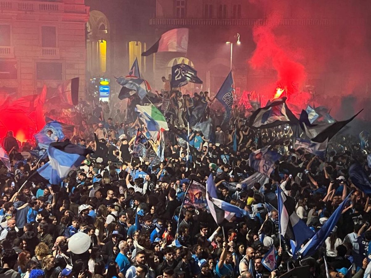 Miles de aficionados del Nápoles en las celebraciones del "Scudetto" la liga italiana.