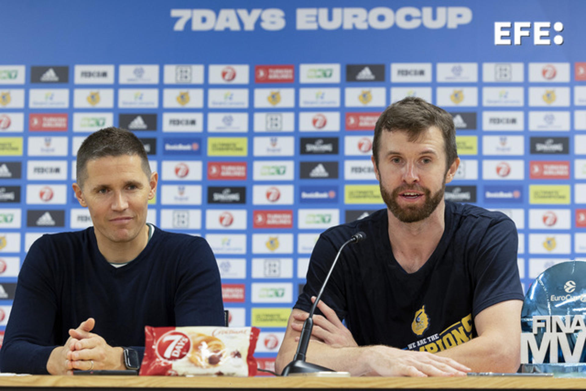 El entrenador esloveno del Gran Canaria, Jaka Lakovic (i) y el jugador estadounidense John Shurna, durante la rueda de prensa que han ofrecido tras proclamarse campeones de la Eurocopa. EFE / Quique Curbelo.