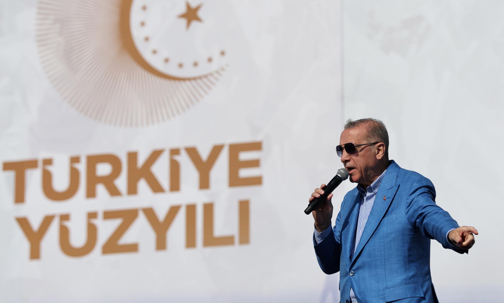 El presidente turco, Recep Tayyip Erdogan, este domingo durante un mitin en Estambul. EFE/EPA/TOLGA BOZOGLU