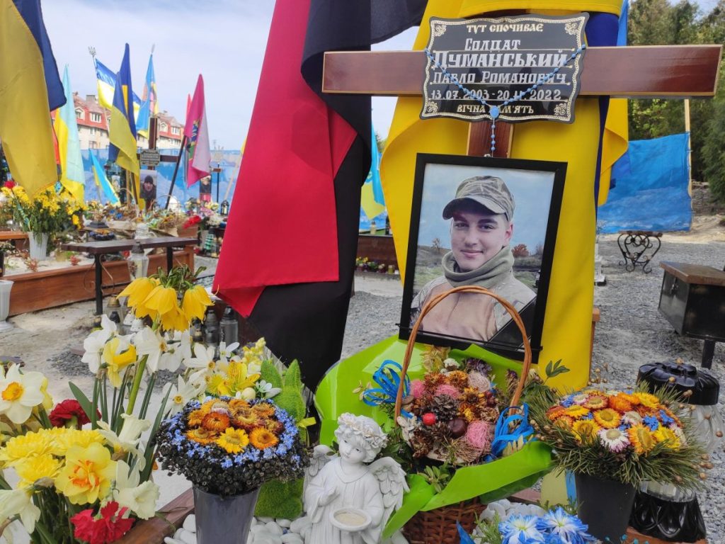 Flores en el cementerio militar de Leópolis, cercano al cementerio de Lychakiv, el más antiguo de la ciudad. Las autoridades ucranianas advierten en contra de expectativas demasiado altas de la prevista contraofensiva.