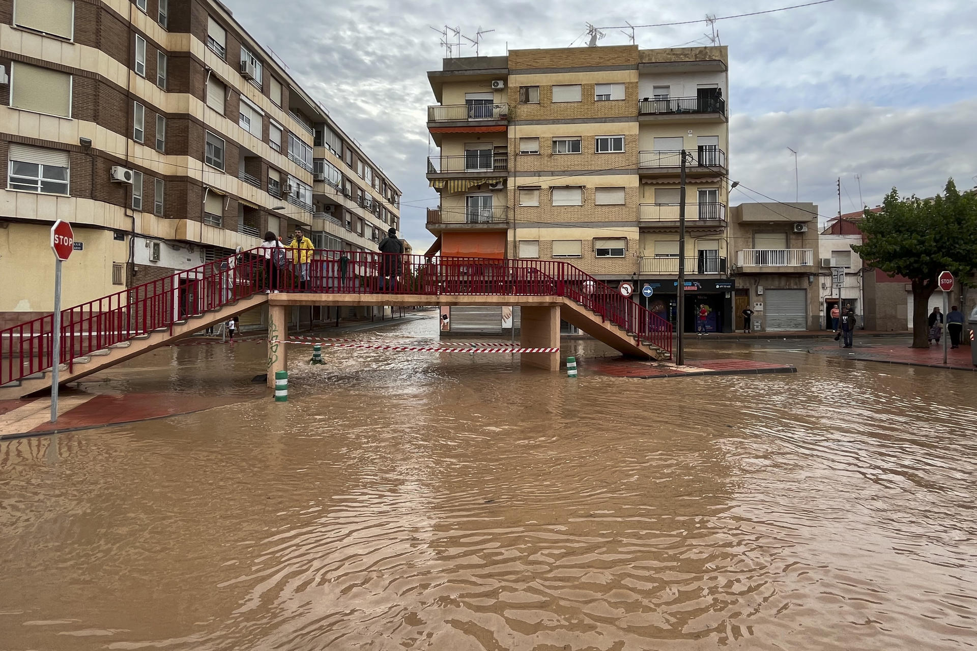 Inundaciones en la rambla de Espinardo, en Murcia, cortada tras las lluvias registradas en la últimas horas, con hasta 30 litros en una hora, este martes. EFE/ Daniel Marín
