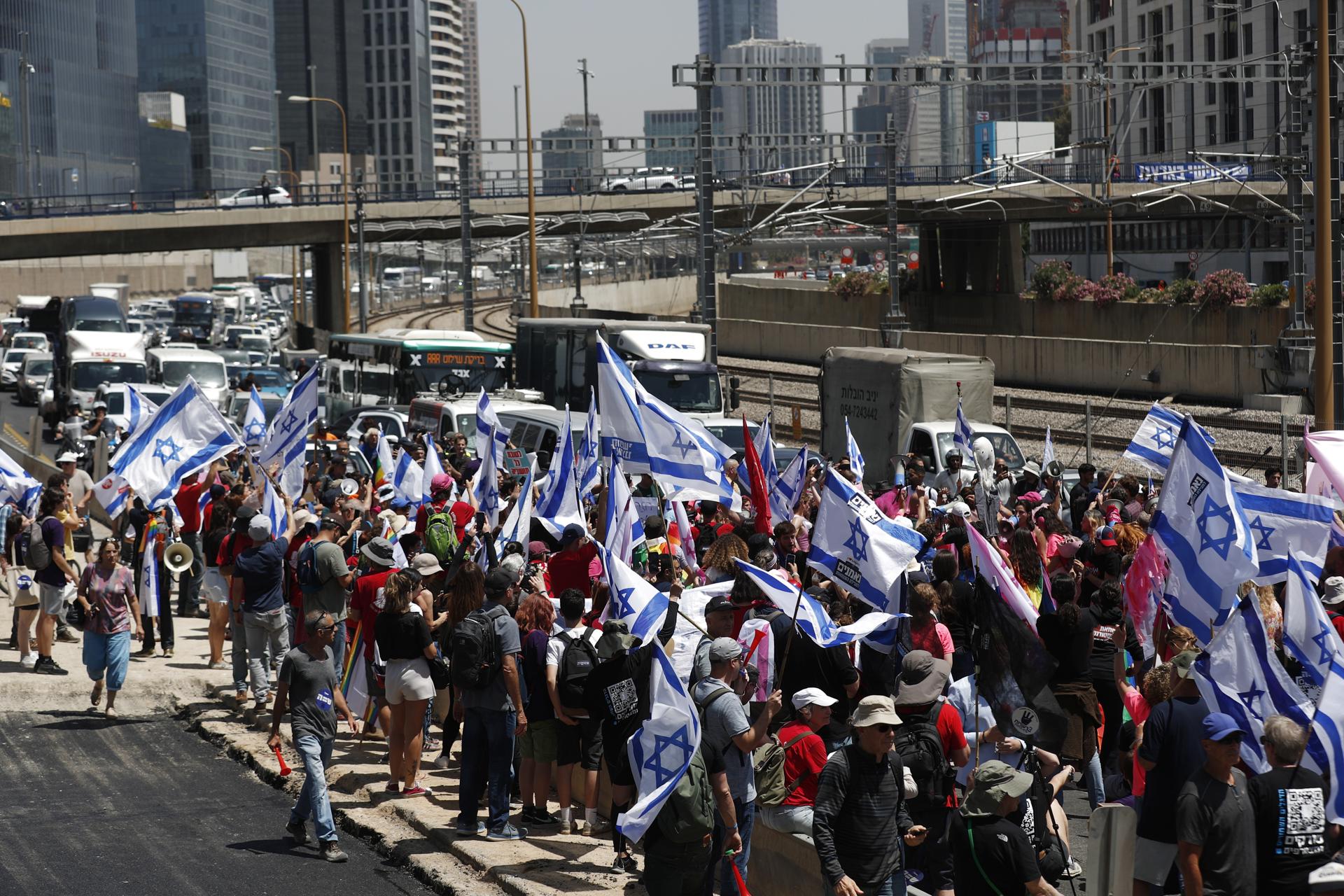 Israelis wave flags during a protest against the justice system reform in Tel Aviv, Israel, 04 May 2023. EFE/EPA/ATEF SAFADI