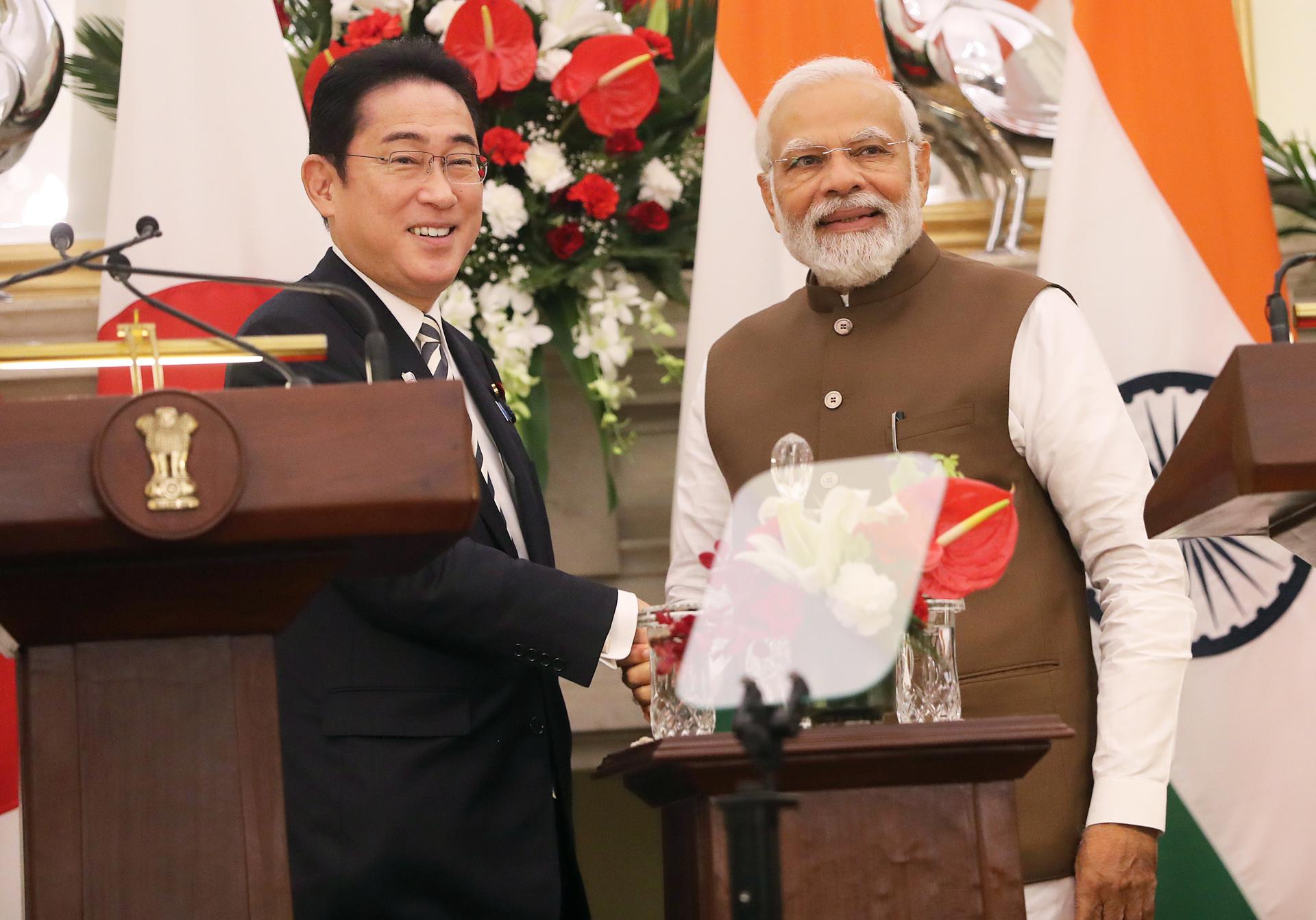 Japanese Prime Minister Kishida Fumio (L) and Indian Prime Minister Narendra Modi shake hands during a joint statement following their meeting at Hyderabad House in New Delhi, India 20 March 2023. EFE-EPA FILE/HARISH TYAGI