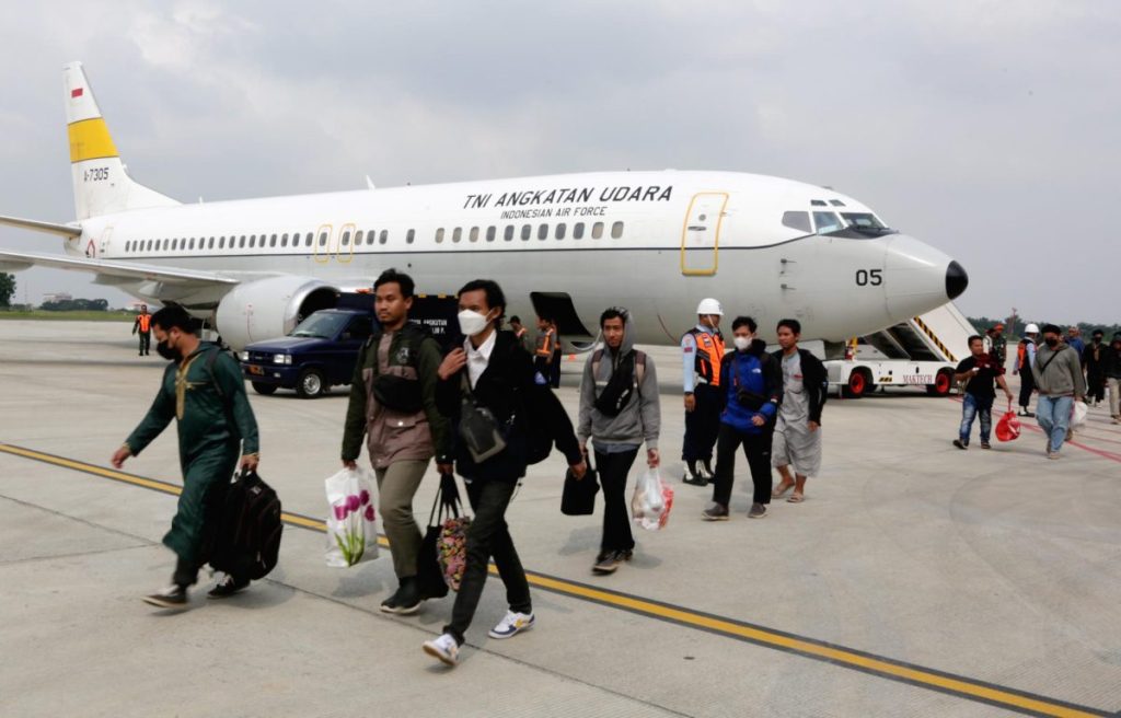 Pasajeros indonesios evacuados de Sudán desembarcan de un avión Boeing 737 de la Fuerza Aérea a su llegada a la base aérea de Halim Perdanakusuma en Yakarta, Indonesia.