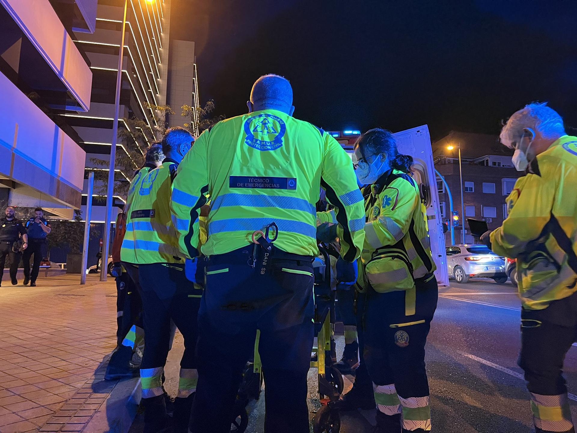 Miembros del Samur atienden a uno de los dos hombres que han resultado heridos por arma blanca en una reyerta entre ambos ocurrida esta noche del martes en una vivienda del madrileño distrito de Tetuán. EFE/Ayuntamiento de Madrid