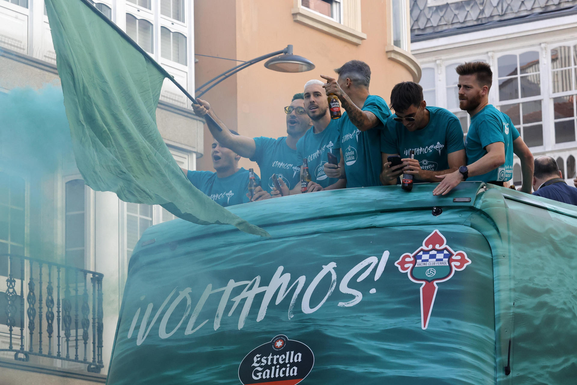 Los jugadores del Racing de Ferrol durante su celebración por las calles de la localidad coruñesa tras conseguir el ascenso a Segunda División de forma directa. EFE / Kiko Delgado.