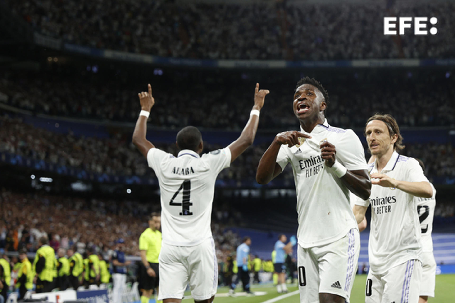 Real Madrid striker Vinicius Jr (C) celebrates after scoring against Manchester City during the UEFA Champions League semifinal first leg at Santiago Bernabeu stadium in Madrid on 9 May 2023. EFE/Rodrigo Jimenez