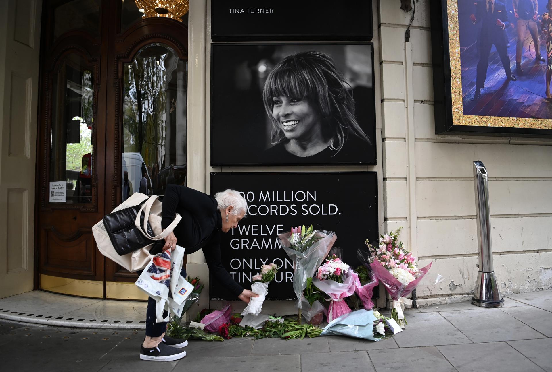 Floral tributes to late US singer Tina Turner lay outside 'Tina The Musical' at the Aldwych Theatre following the death of Tina Turner in London, Britain, 25 May 2023. EFE-EPA/ANDY RAIN
