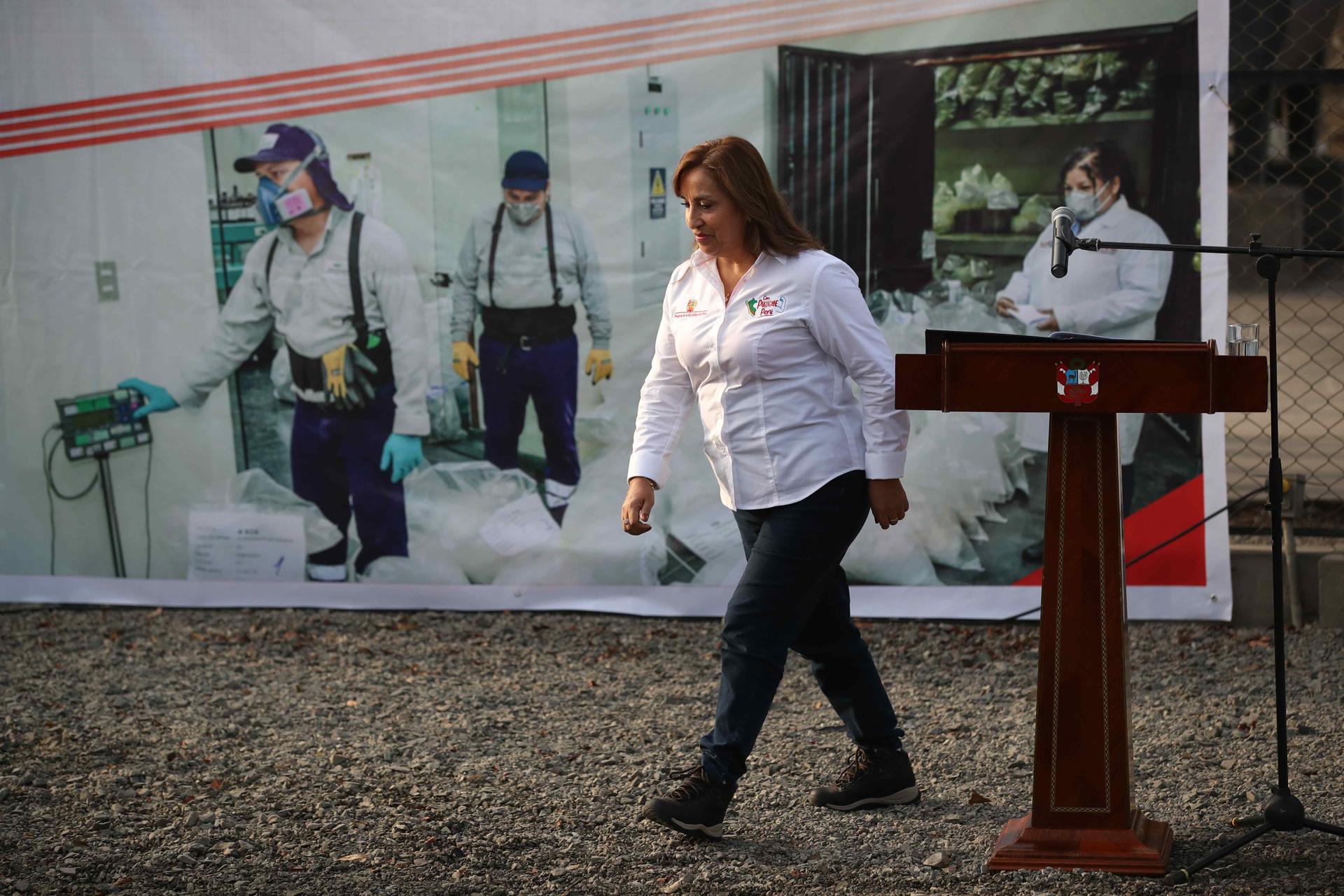La presidenta de Perú, Dina Boluarte, asiste al acto de destrucción de cargamentos de drogas decomisadas, hoy, en la base de la Dirección de Operaciones Especiales de la Policía Nacional en Lima (Perú). EFE/Paolo Aguilar