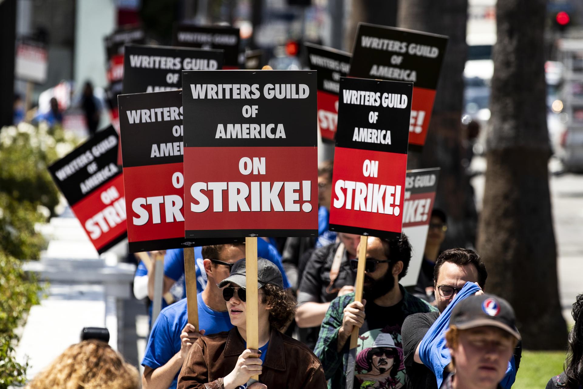Miembros del Sindicato de Guionistas de Estados Unidos (WGA) se manifiestan frente al edificio de Netflix, en Los Ángeles, California (EE.UU.). EFE/EPA/Etienne Laurent
