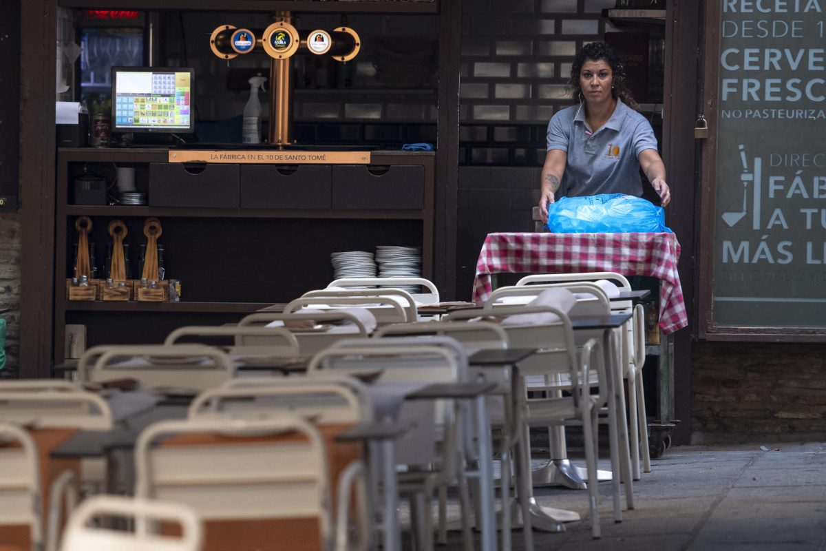 Una camarera coloca las mesas en una terraza de un bar de Toledo, en una imagen de archivo.