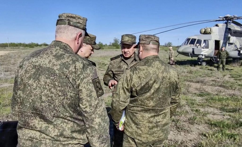 Imagen de archivo facilitada por el servicio de prensa del Ministerio de Defensa ruso que muestra al ministro, Sergei Shoigu (c), inspeccionando material militar para la campaña en Ucrania.