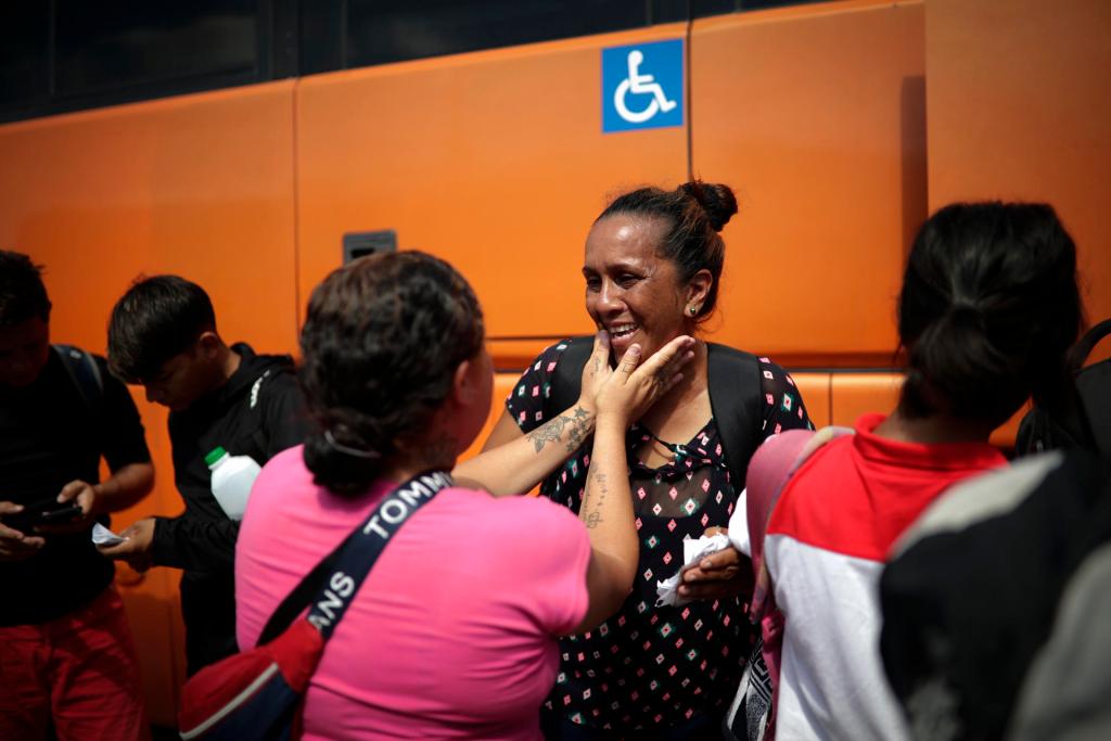 La migrante venezolana Yelitza La Rosa (d), de 53 años, reacciona antes de ser trasladada junto a varios de sus compatriotas en bus hacia Nicaragua hoy, en Paso Canoas, población fronteriza entre Panamá y Costa Rica. EFE/Bienvenido Velasco

