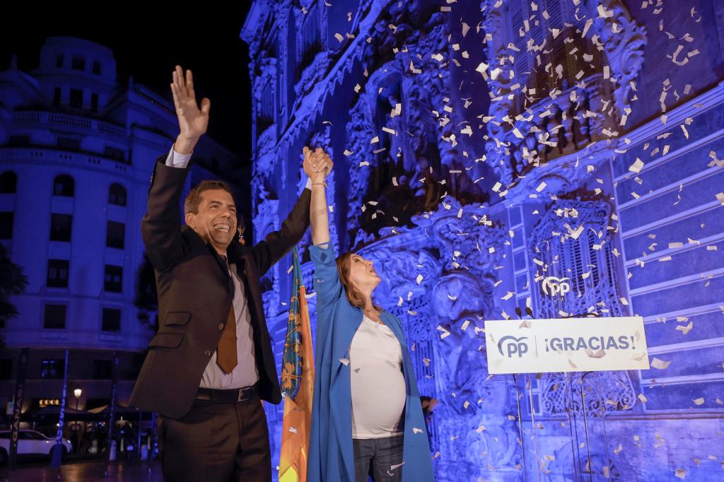 El presidente del PPCV, Carlos Mazón y la candidata a la alcaldía de València, María José Catalá, a su llegada a la sede del partido en València. EFE/ Kai Forsterling
