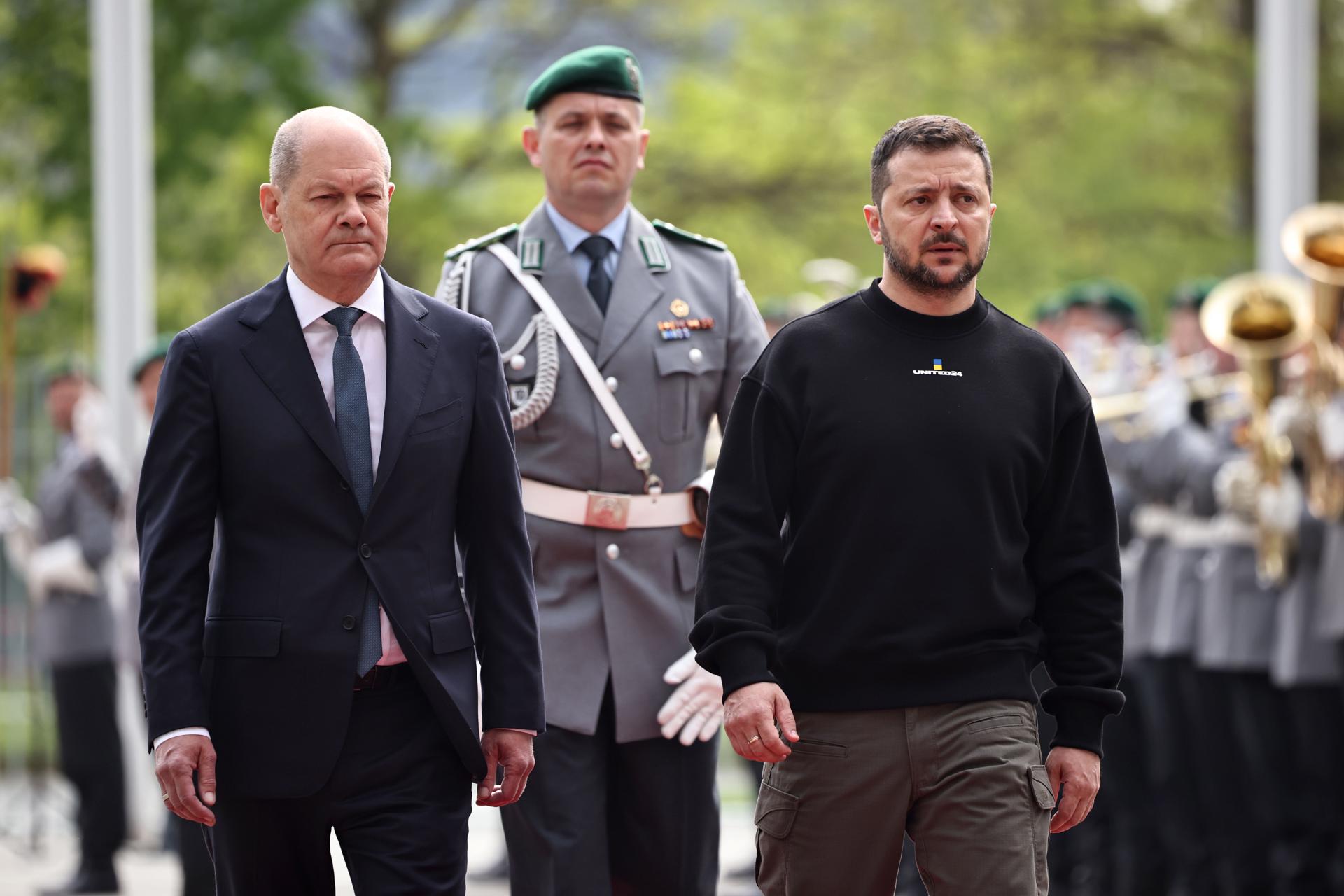Ukrainian President Volodymyr Zelensky (R) and German Chancellor Olaf Scholz (L) walk together to inspect a honor guard of the German Armed Forces upon Zelensky's arrival at the Chancellery in Berlin, Germany, 14 May 2023. EFE-EPA/CLEMENS BILAN
