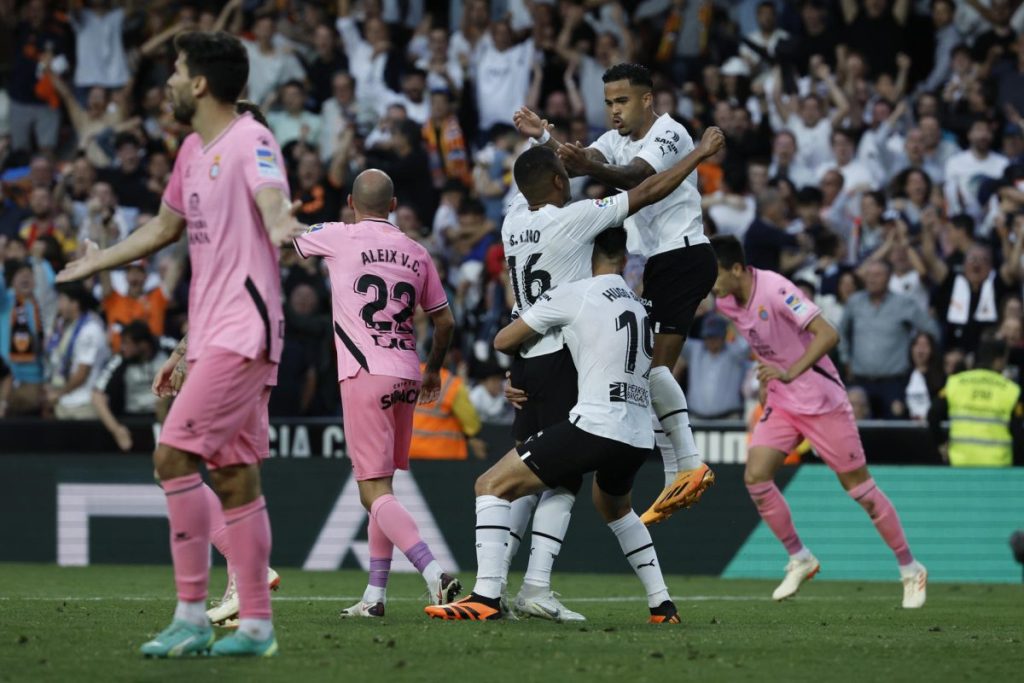 El delantero del Valencia Samuel Lino celebra con sus compañeros tras marcar el segundo gol ante el Espanyol.