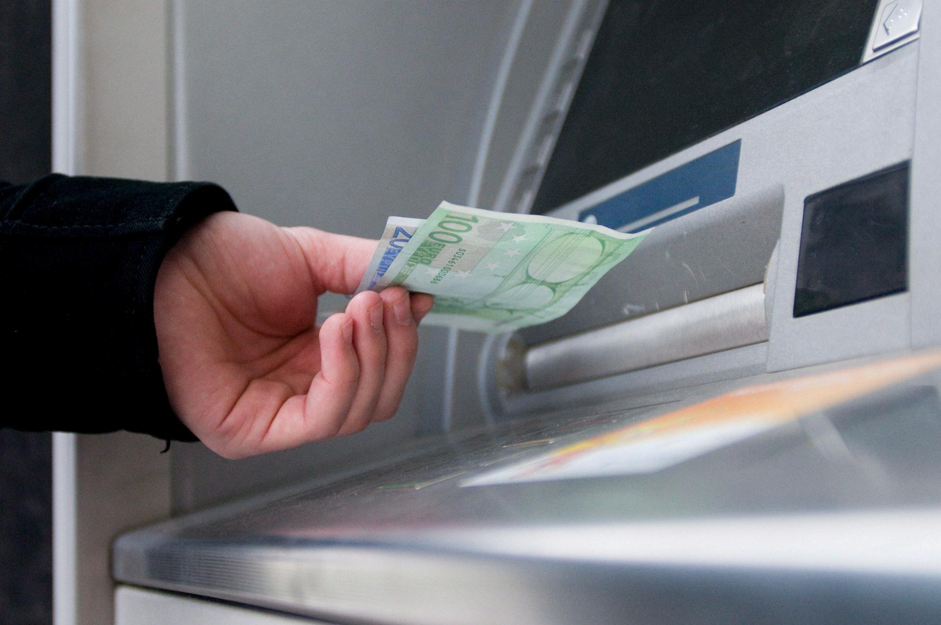 Un hombre saca euros de un cajero automático. EFE/Peter Hudec/Archivo