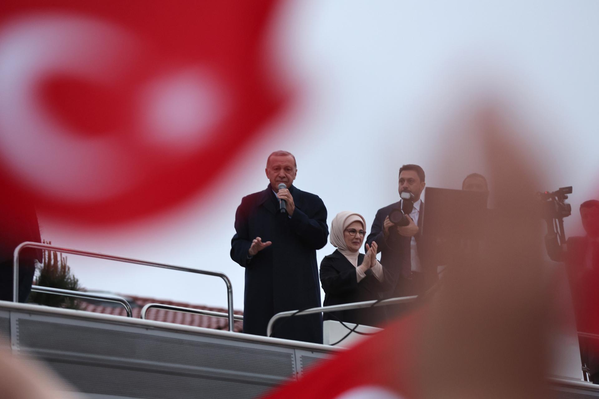 Turkish President Recep Tayyip Erdogan speaks to supporters in front of his home after winning the presidential runoff election on May 28, 2023, in Istanbul, Turkey. EFE/EPA/TOLGA BOZOGLU
