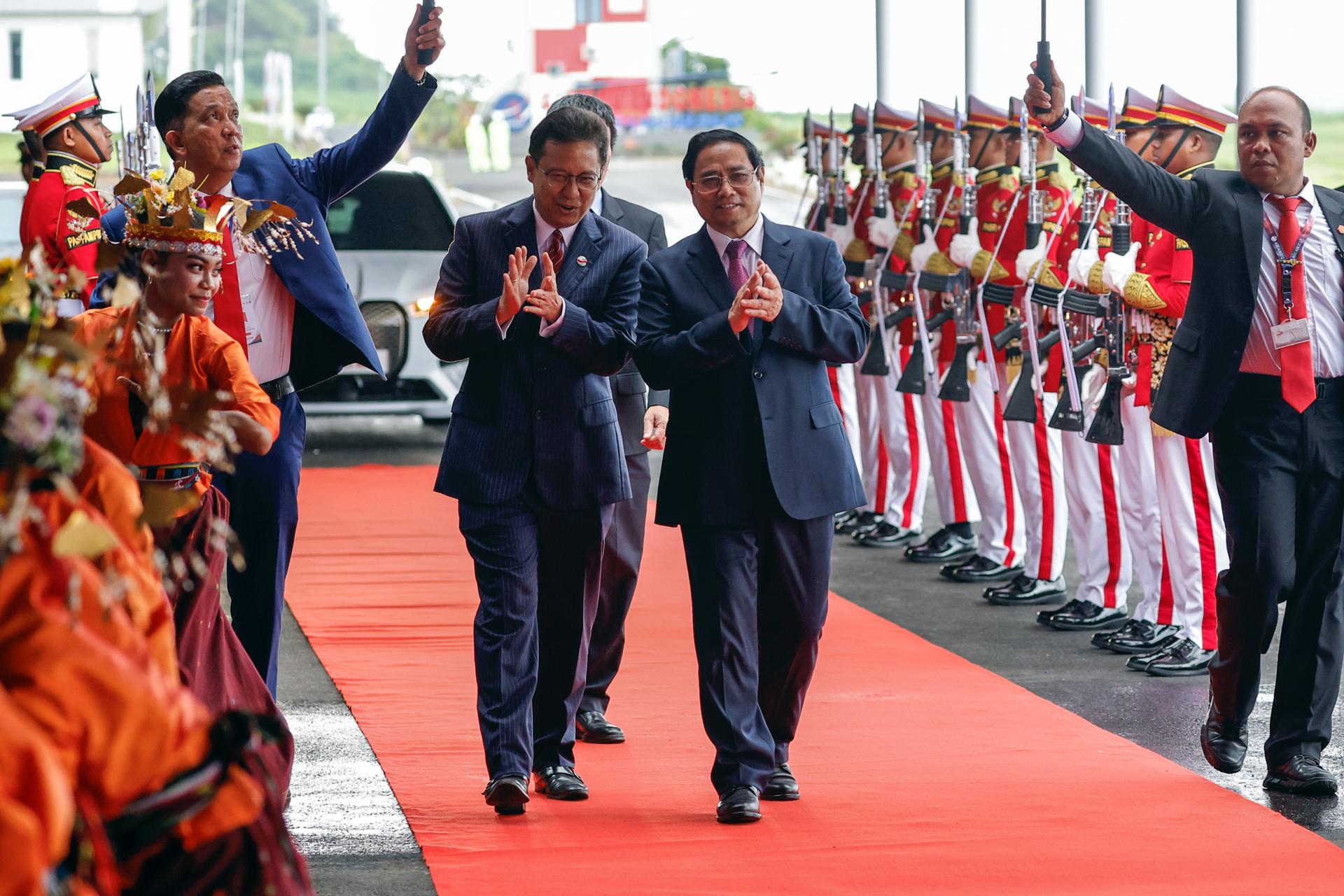 Vietnam's Prime Minister Pham Minh Chinh (C-R) walks with Indonesian Health Minister Budi Gunadi Sadikin (C-L) upon his arrival at the Komodo International airport, ahead of the 42nd ASEAN Summit in Labuan Bajo, East Nusa Tenggara, Indonesia, 09 May 2023. EFE-EPA/WILLY KURNIAWAN / POOL
