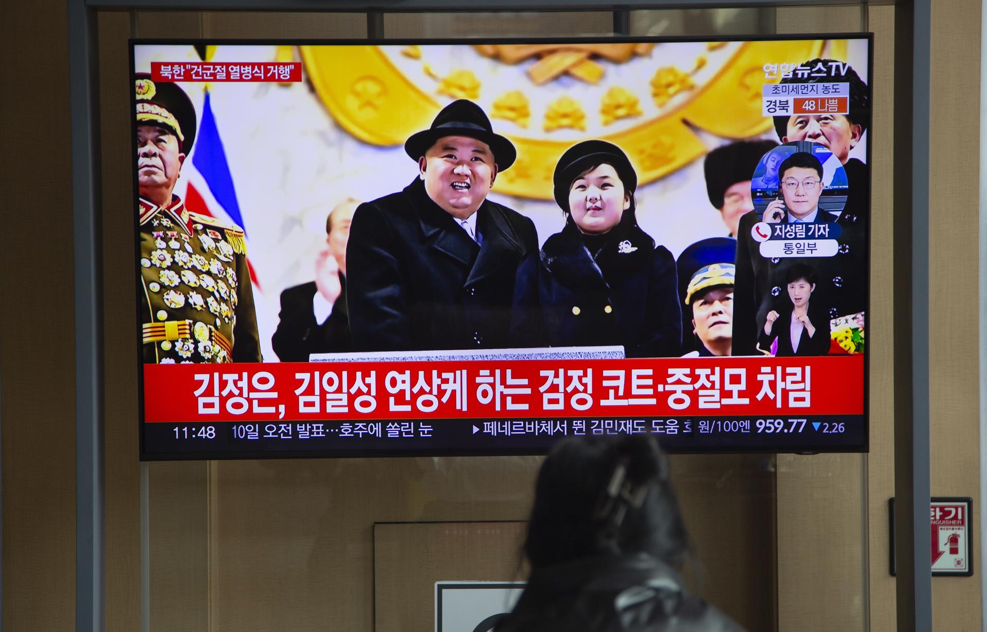 People watch the a news report pertaining to the celebration in North Korea of the founding anniversary of the Korean People's Army, at a station in Seoul, South Korea, 09 February 2023. EFE-EPA FILE/JEON HEON-KYUN

