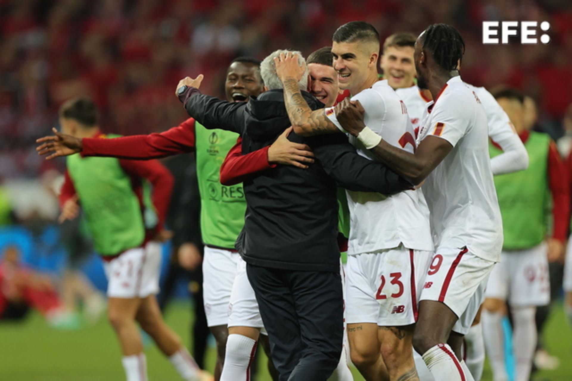 AS Roma coach Jose Mourinho (C) celebrates with his players after they defeated Bayer Leverkusen in the UEFA Europa League semifinal in Leverkusen, Germany, on 18 May 2023. EFE/EPA/FRIEDEMANN VOGEL
