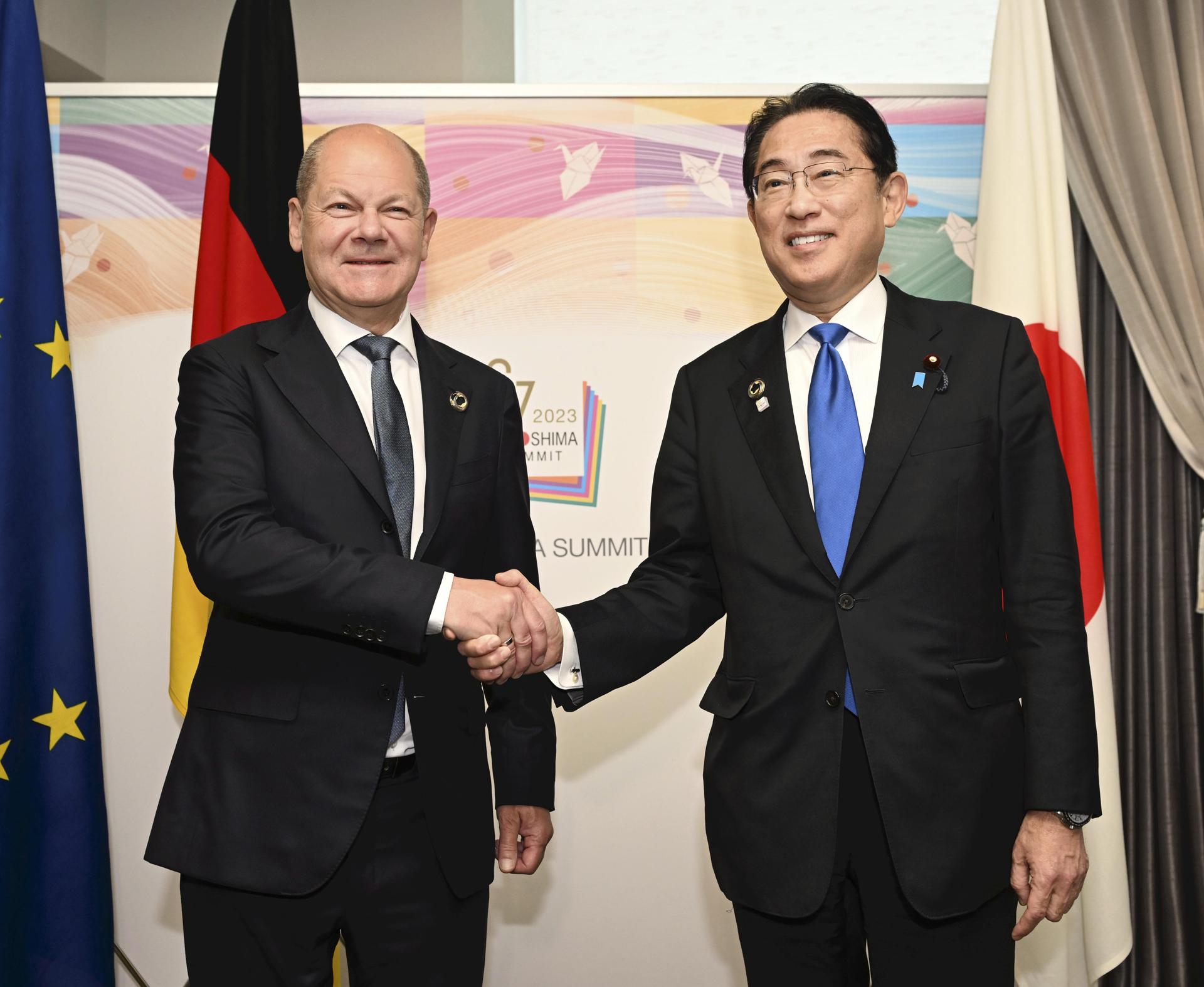German Chancellor Olaf Scholz (L) and Japanese Prime Minister Fumio Kishida shake hands prior to their bilateral meeting at the G7 Summit, in Hiroshima, Japan, 19 May 2023. EFE-EPA/POOL JAPAN OUT EDITORIAL USE ONLY/NO SALES
