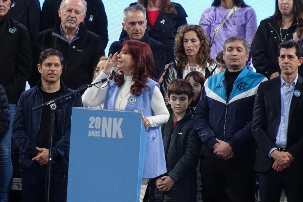 La vicepresidenta de Argentina, Cristina Fernández, da un discurso ante simpatizantes en el marco de la conmemoración de la Revolución de Mayo, hoy en la Plaza de Mayo en Buenos Aires (Argentina). EFE/ Enrique García Medina
