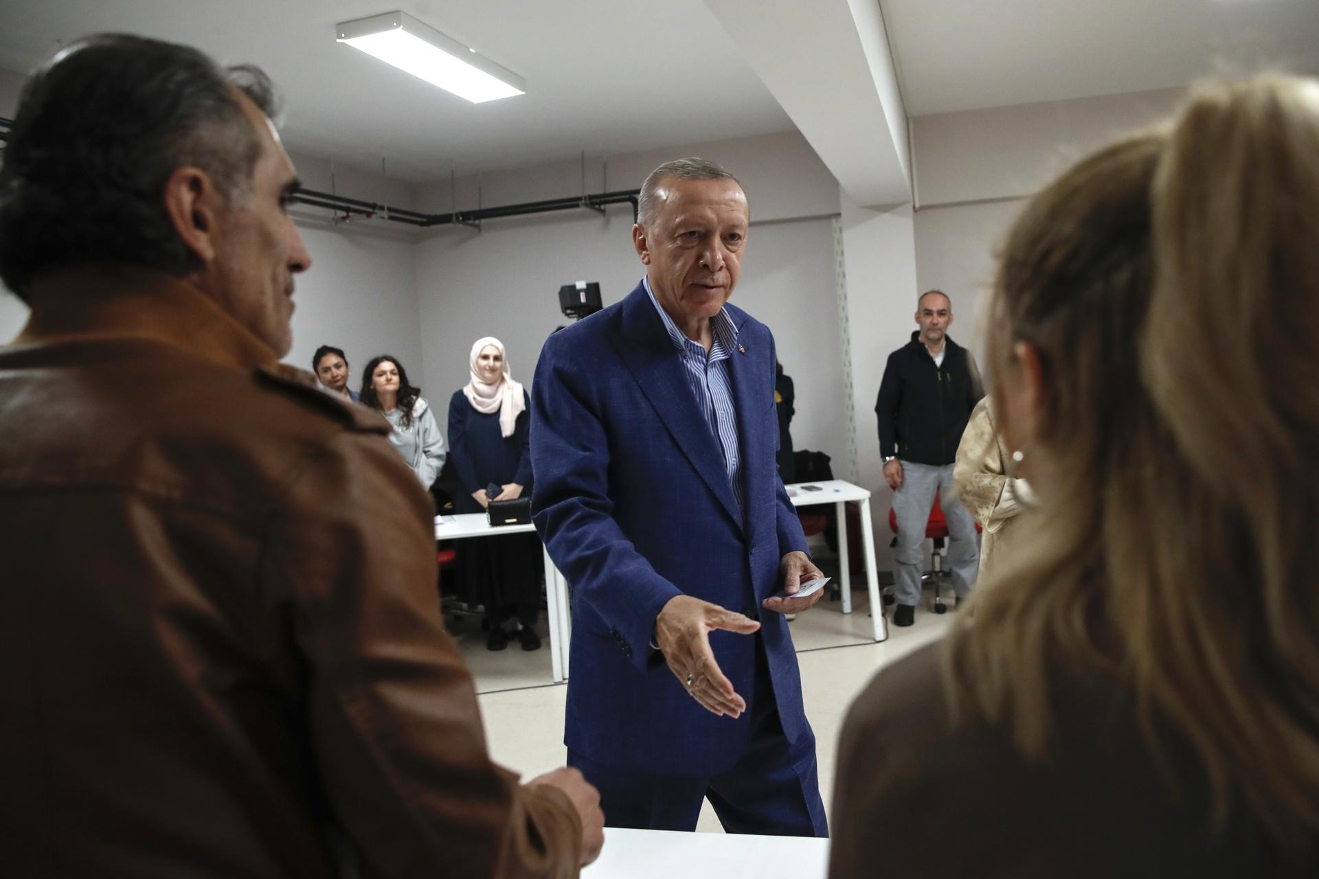 Turkish President Recep Tayyip Erdogan prepares to vote at a polling station during the second round of the presidential election in Istanbul, Turkey, 28 May 2023. EFE/EPA/MURAD SEZER
