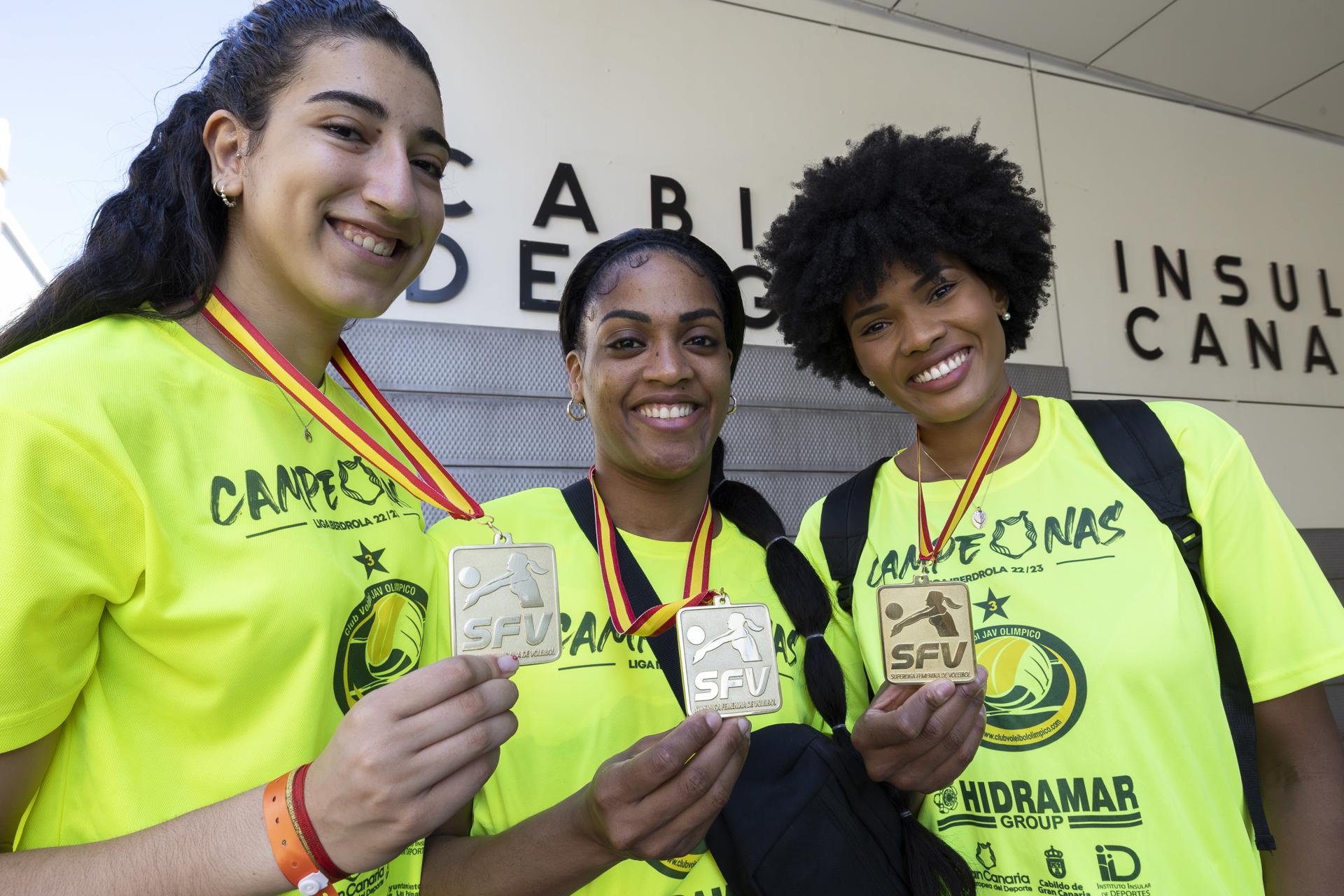 Las jugadoras del Hidramar Gran Canaria Julia (i), Sulian (2i) y Sara (d) posan con las medallas correctas, las de la Liga Iberdrola, menos de 24 horas después de que les entregaran las de la Superliga Masculina. EFE/Quique Curbelo