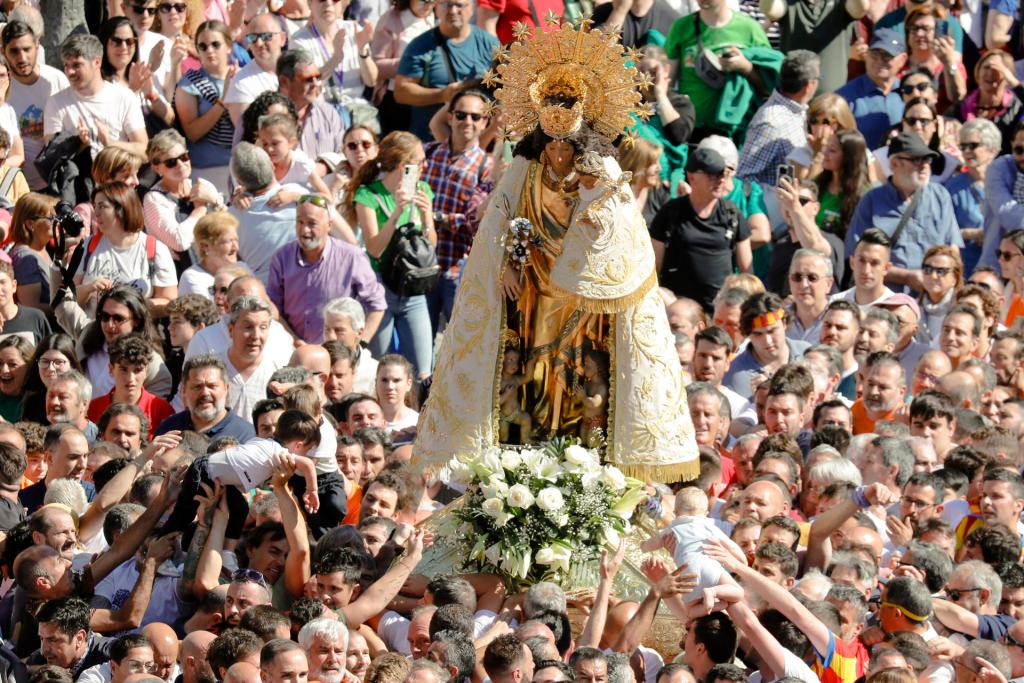 Thousands of people have participated in the traditional transfer of the Virgin, in the Basilica and the Cathedral of Valencia and whose coronation is celebrated this weekend a century.  EFE/ Juan Carlos Cárdenas
